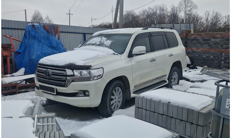Автомобиль марки TOYOTA модель Land Cruiser 200 2016 г.в. VIN-номер JTMCV02J104194244. Является предметом залога ПАО "Совкомбанк"
