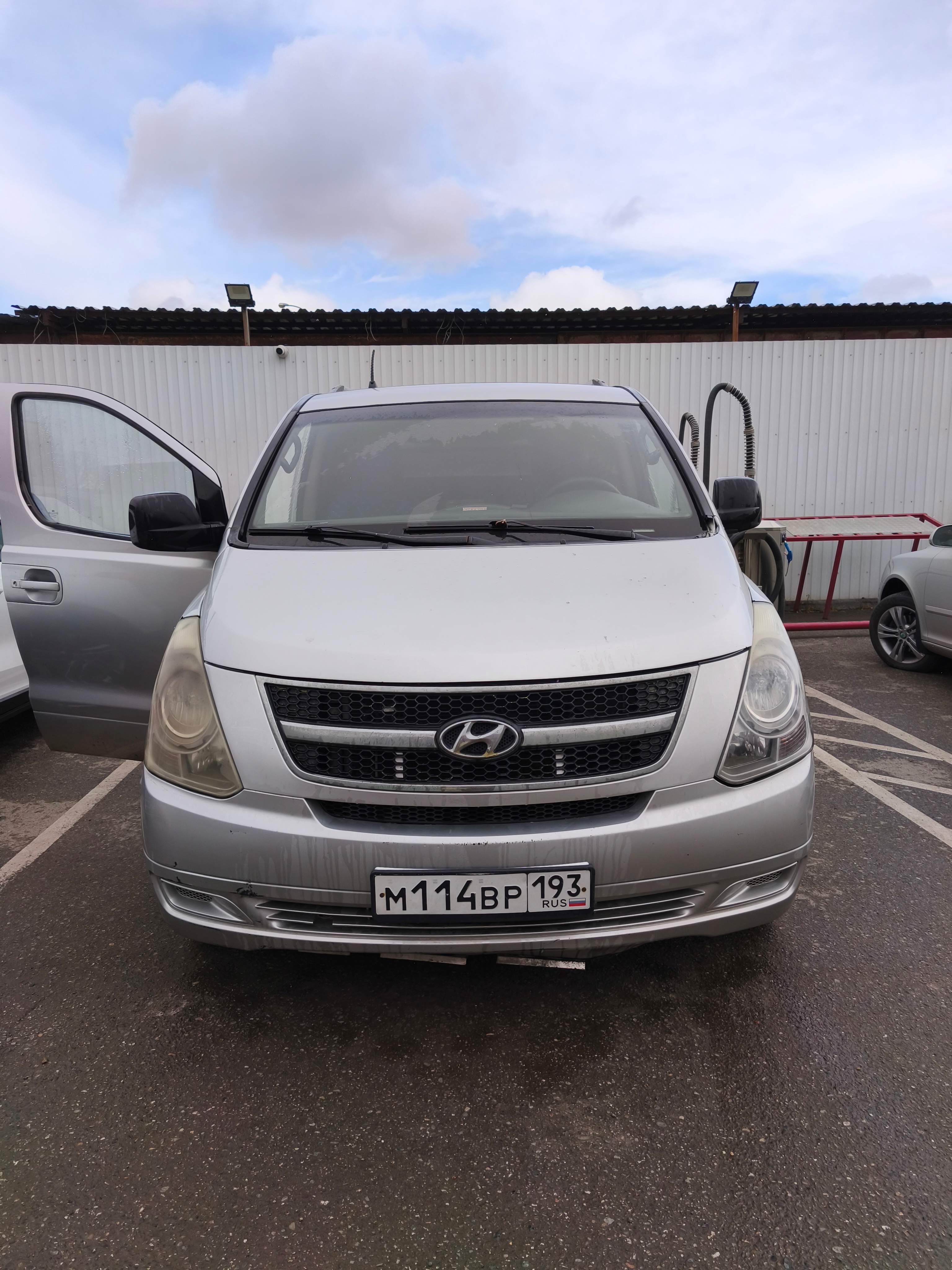 Автомобиль марки HYUNDAI модель H1-Grand-Starex 2008 г.в. VIN-номер KMFWBH7JP8U011896