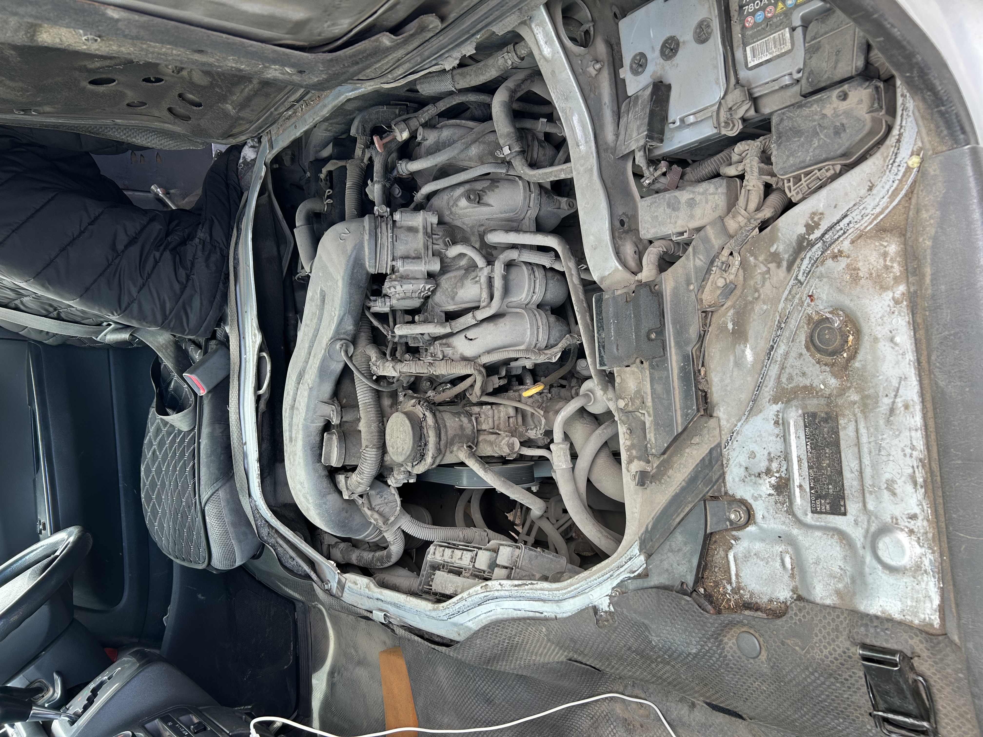 Автомобиль марки TOYOTA модель HIACE 2005 г.в., номер кузова TRH214-0004107