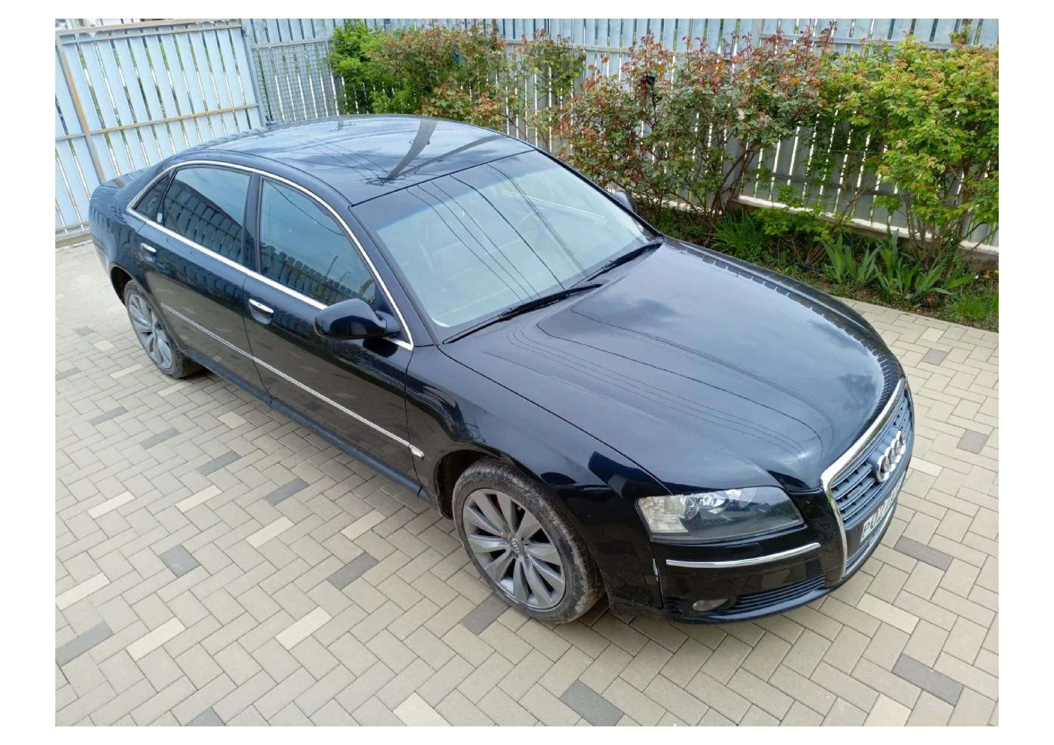 Легковой автомобиль марки: AUDI, модели: A8L, год выпуска: 2007 г., идентификационный номер (VIN): WAUZZZ4EX7N025389. В залоге у ПАО "Совокомбанк".