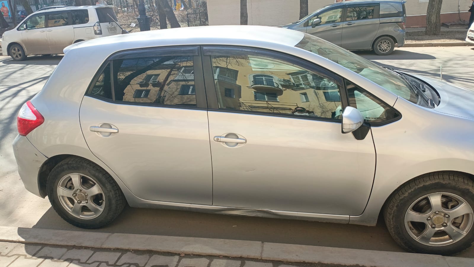 Легковой автомобиль, марка: TOYOTA, модель: AURIS, год изготовления: 2010 г.в., цвет: серый, г/н: А373РВ125, модель двигателя: 1NZD789042, тип двигателя: бензиновый, шасси (рама) № отсутствует, кузов №: NZE151-1099681, разрешенная максимальная масса: 1535 кг, масса без нагрузки: 1260 кг.