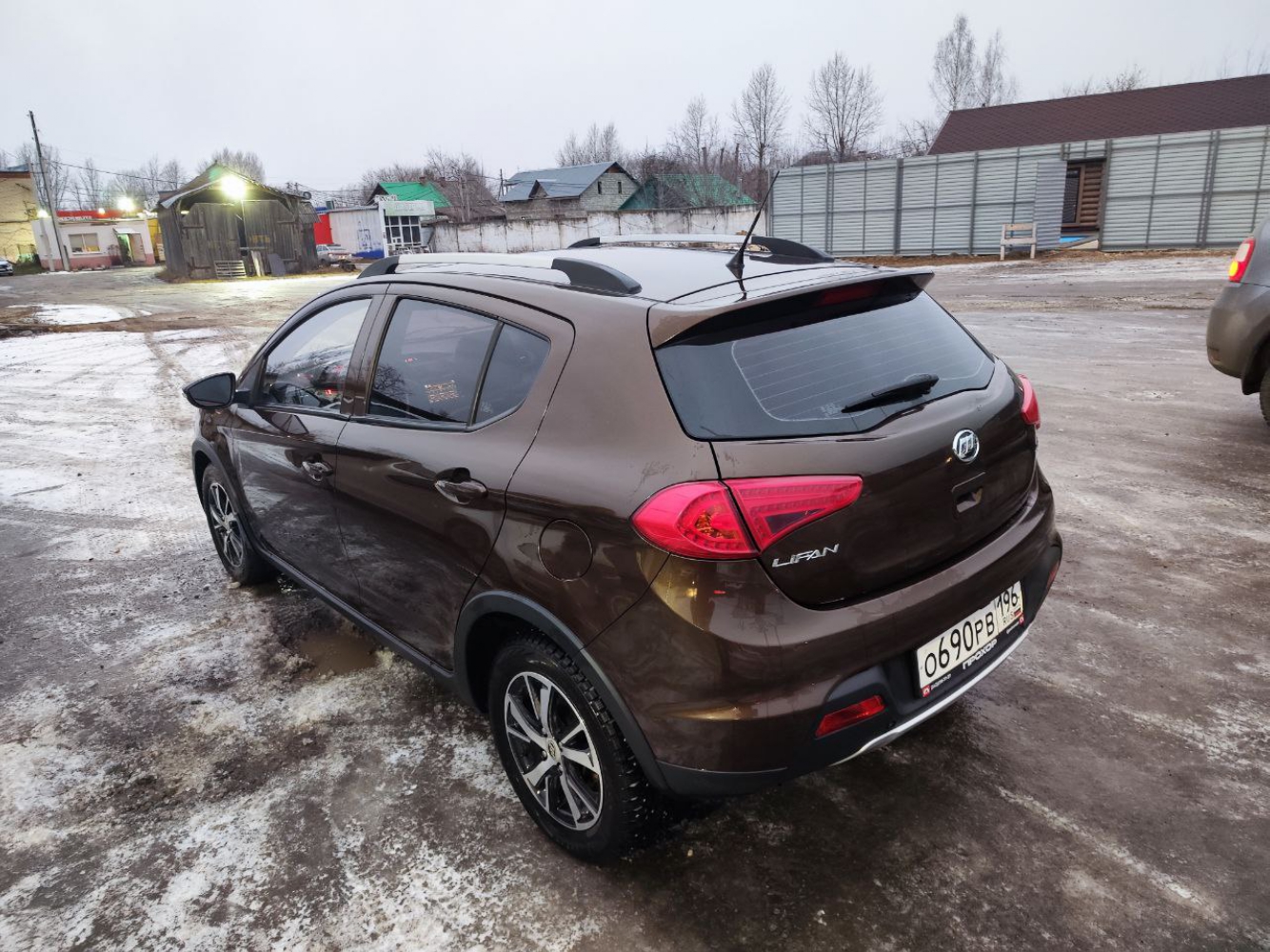 Автомобиль марки LIFAN X50, идентификационный номер (VIN): X9W215851H0010506, год выпуска 2017 В залоге у ПАО "Совкомбанк".