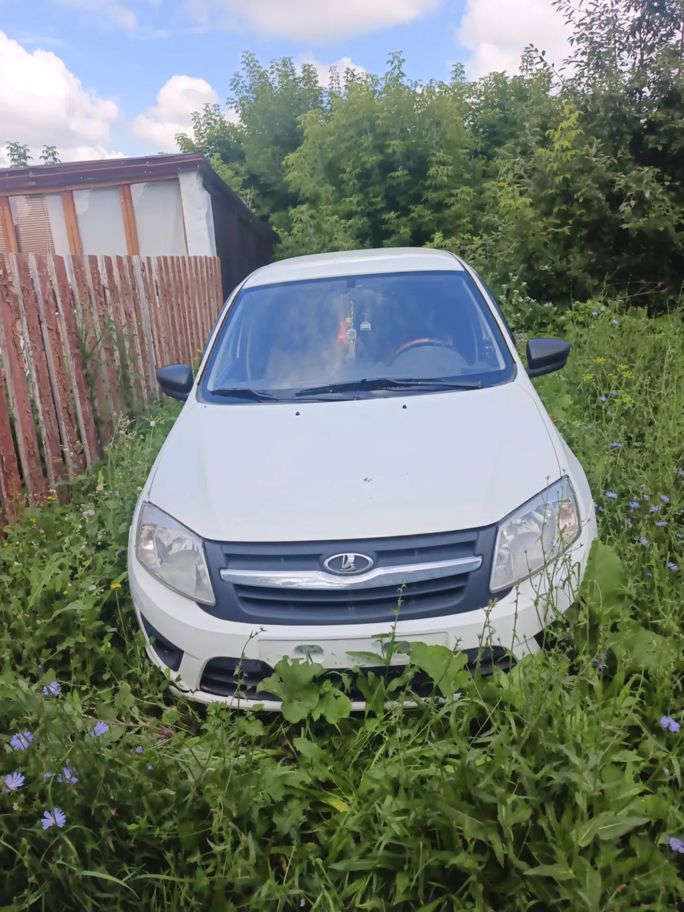 Автомобиль марки LADA модель Granta 2014 г.в. VIN-номер XTA219110EY111011 В залоге у ПАО "СОВКОМБАНК"