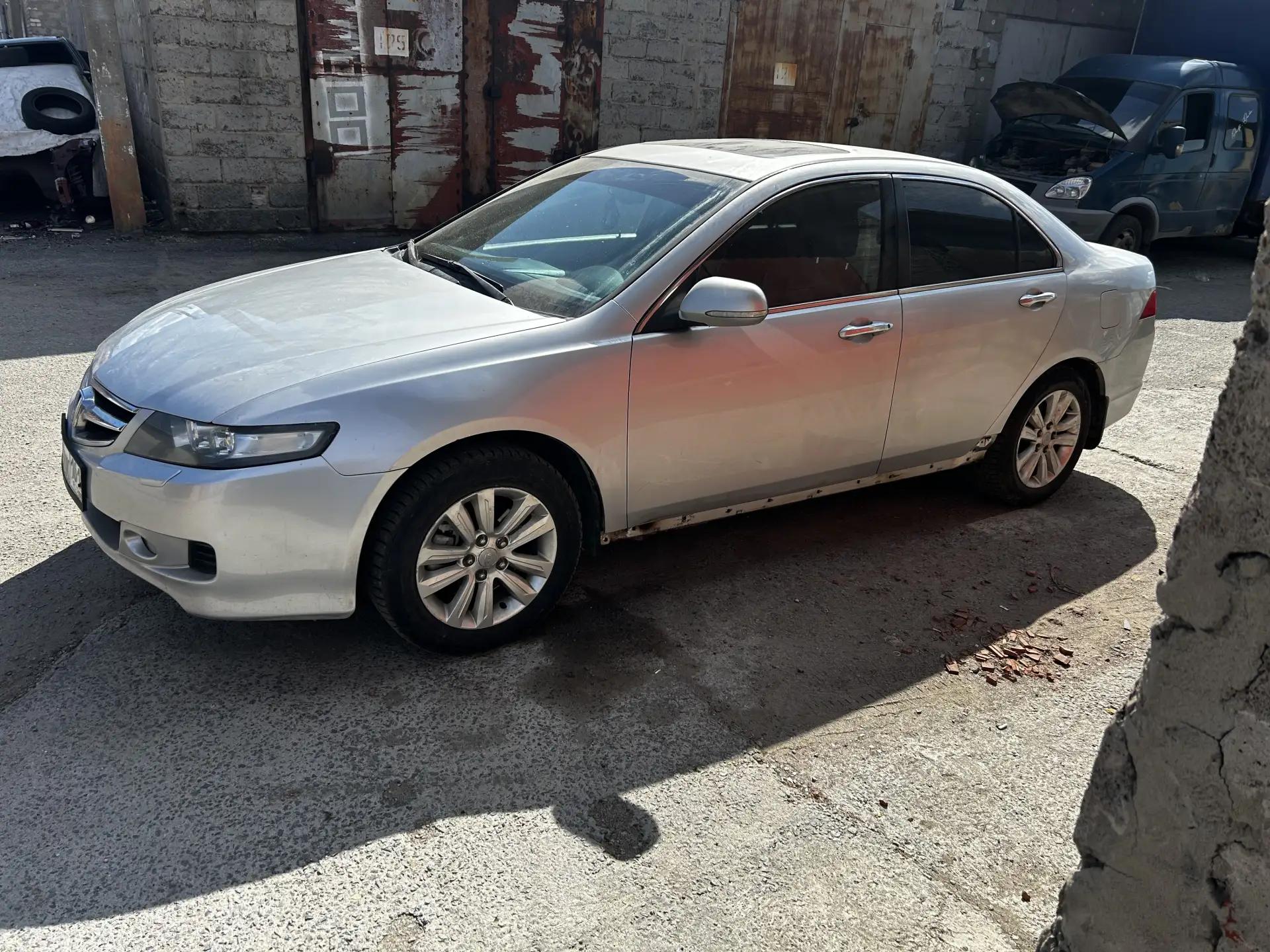 Автомобиль марки HONDA модель Accord 2006 г.в. VIN-номер JHMCL95806C213477