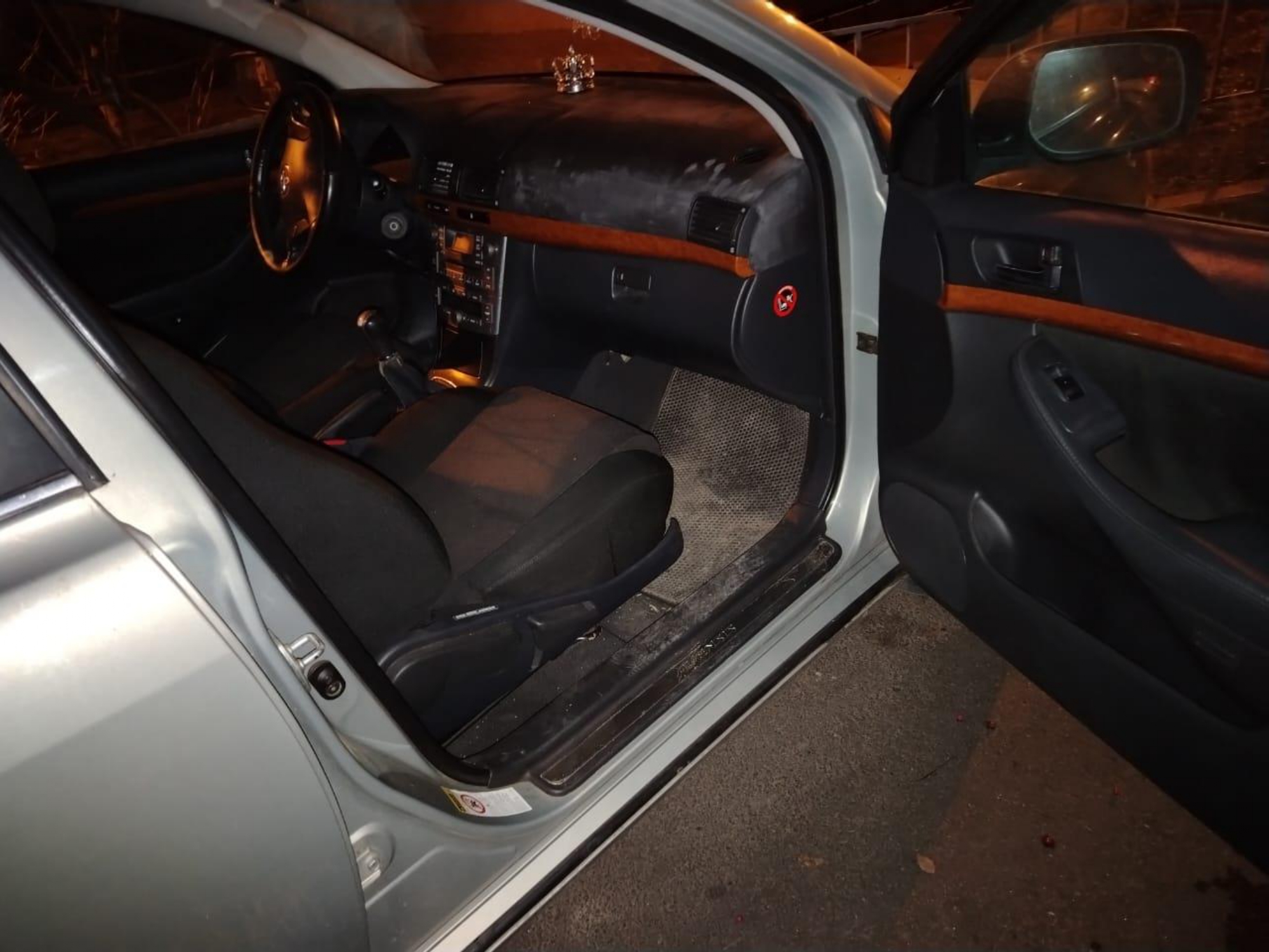 Легковой седан Toyota Avensis 2006 года выпуска, светло-оливкого цвета, VIN SB1BR56L50E184338, СТС 9969 125876, является предметом залога ПАО Совкомбанк