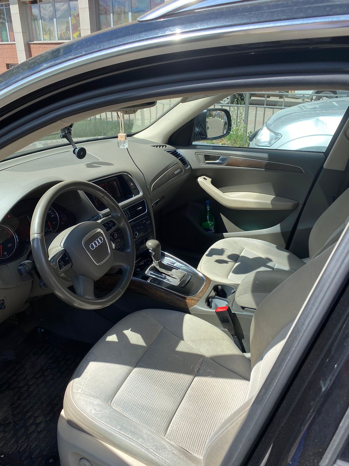 Автомобиль марки AUDI модель Q5