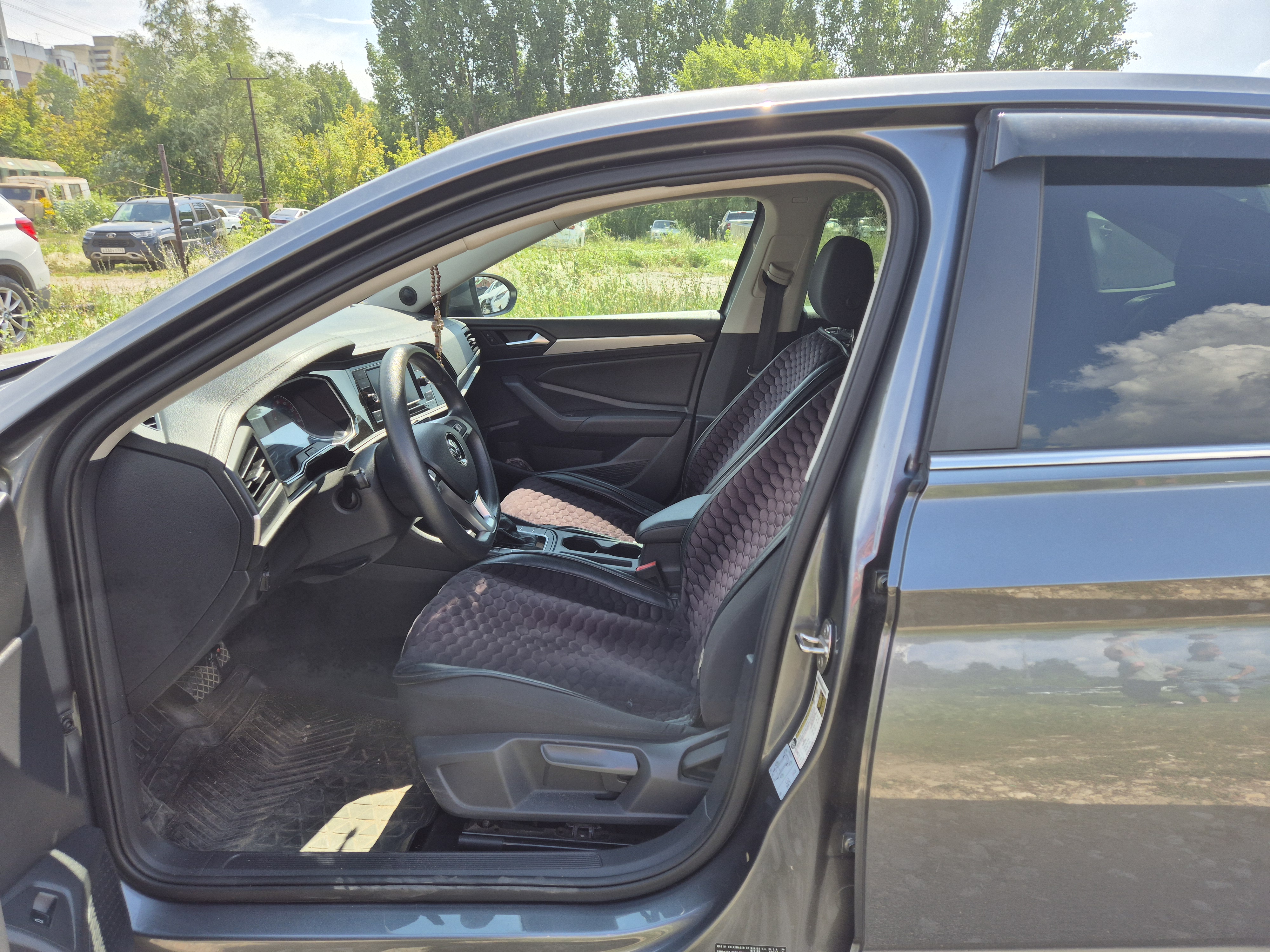 Легковой автомобиль VOLKSWAGEN JETTA, 2019 года выпуска, идентификационный номер (VIN) 3VWC57BU9KM258683; автомобиль находится в залоге у ПАО «Совкомбанк»