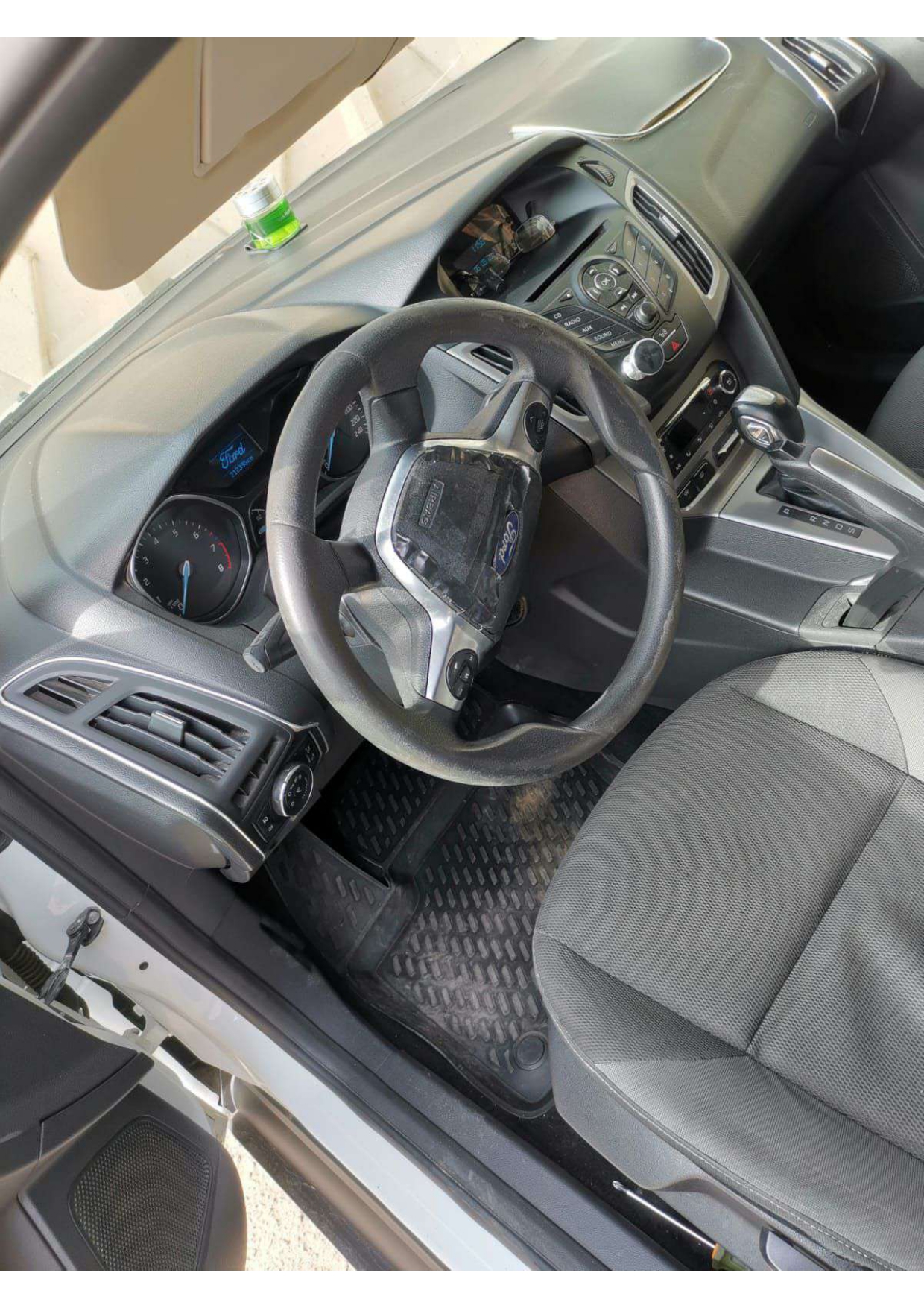 Автомобиль марки ФОРД модель ФОКУС, 2013 года выпуска, VIN-номер X9FKXXEEBKDP16046, находится в залоге у ПАО "Совкомбанк".