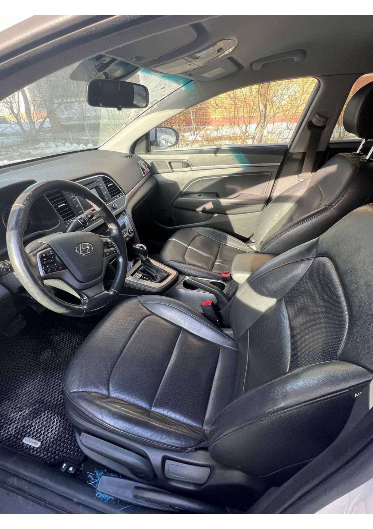 Легковой автомобиль марки: HYUNDAI ELANTRA, год выпуска 2016, (VIN): XWEDC41FBH0001137, находится в залоге у АО "АЛЬФА-БАНК".