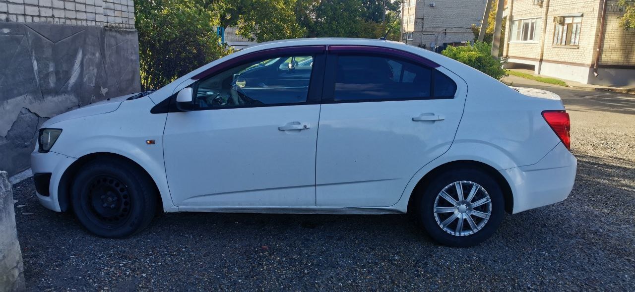 Легковой автомобиль марки: CHEVROLET, модель: KLIT Aveo, год выпуска: 2012 г, идентификационный помер (VIN): XUUTF69EJC0020022.В залоге у ПАО «Совкомбанк».