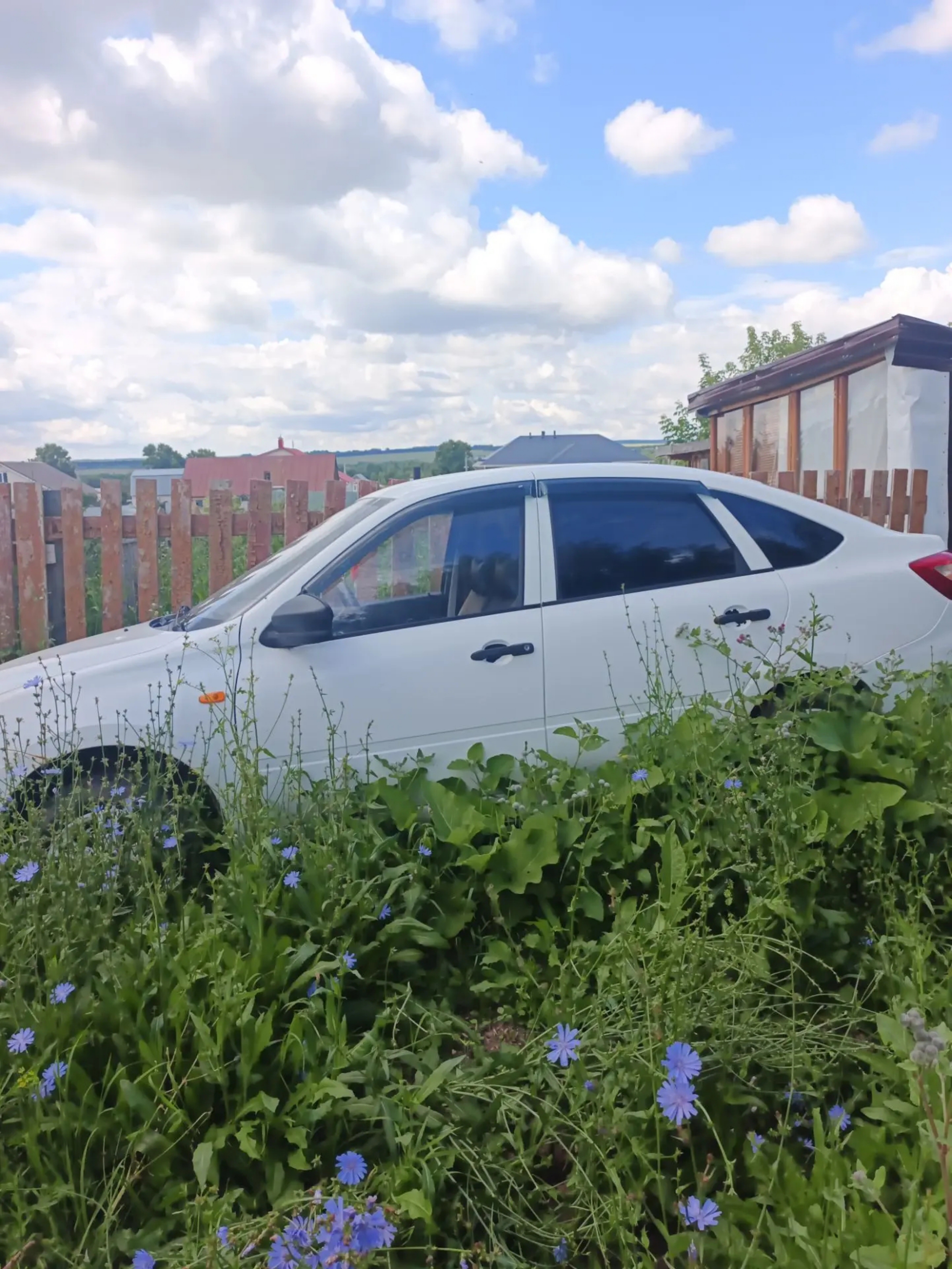 Автомобиль марки LADA модель Granta 2014 г.в. VIN-номер XTA219110EY111011 В залоге у ПАО "СОВКОМБАНК"