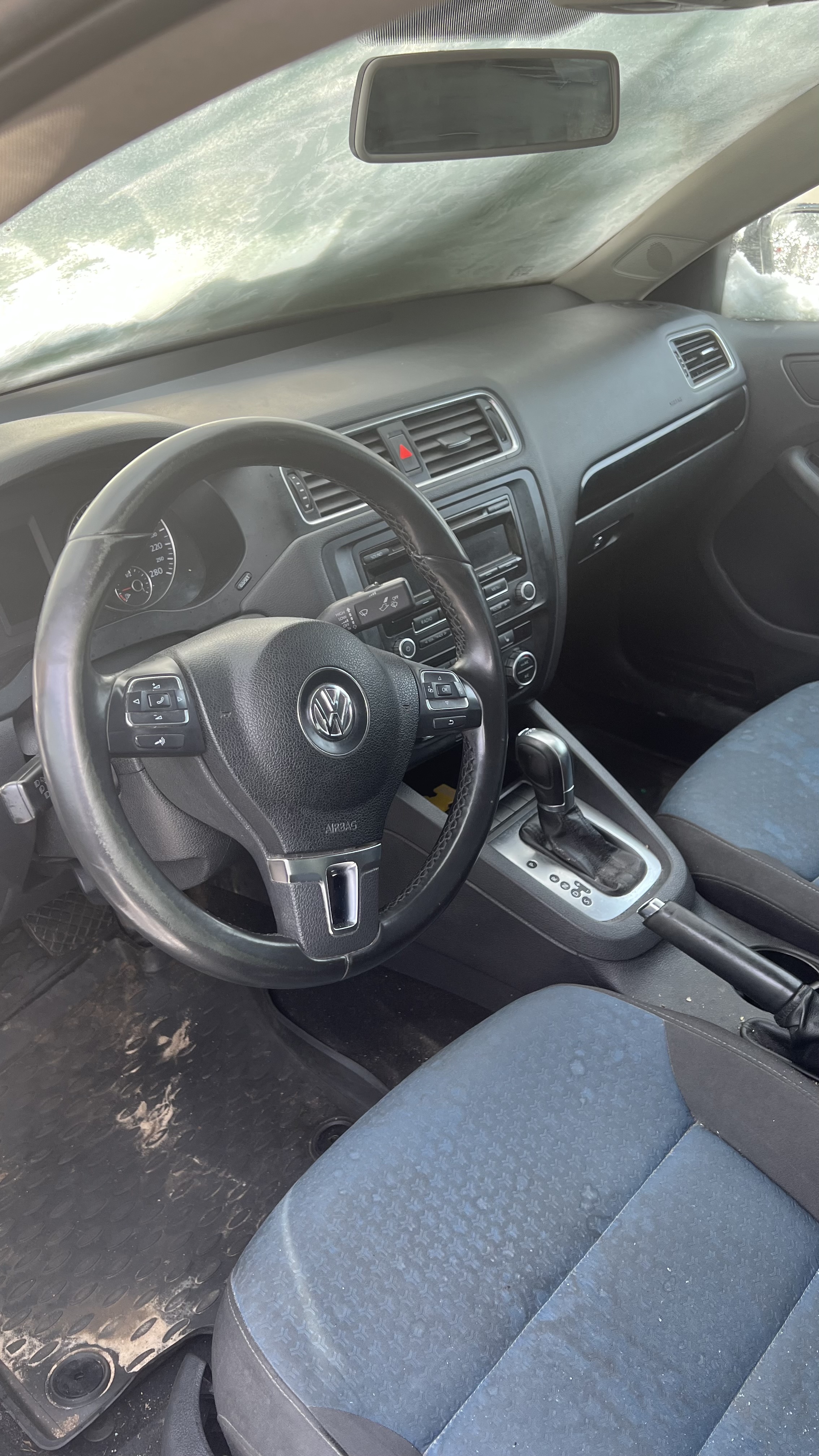 Автомобиль марки VOLKSWAGEN модель Jetta
