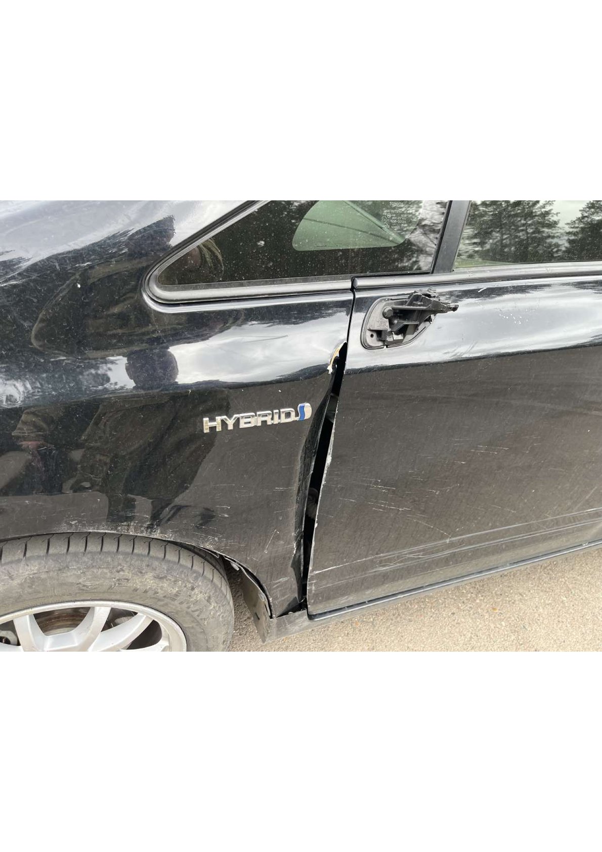 Автомобиль марки TOYOTA модель PRIUS ALPHA HYBRI 2016 г.в. номер кузова ZVW41-0040842 (возможны скрытые дефекты, на автомобиль наложен арест в обеспечении исковых требований) Имущество в залоге у ПАО «СОВКОМБАНК».