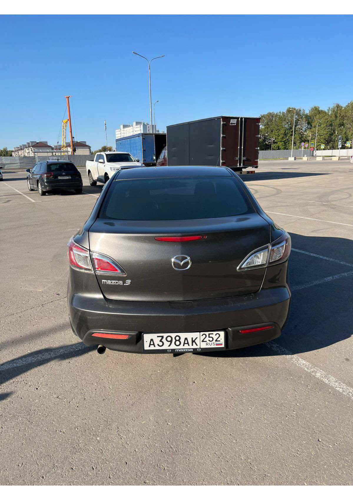 Легковой автомобиль марки: MAZDA, модель: 3, идентификационный номер (VIN): JMZBL12Z501145628, год выпуска 2009 г., находится в залоге у ПАО «Совкомбанк».