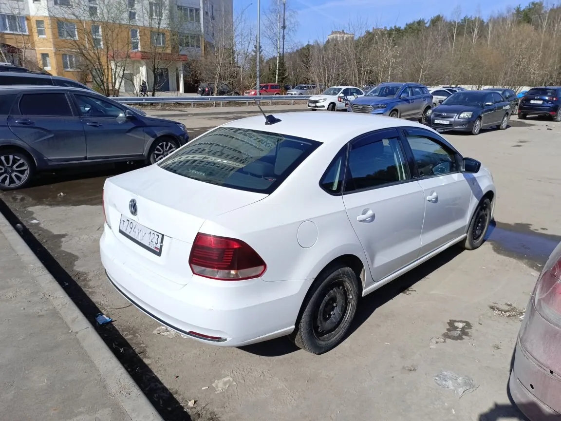 Легковой автомобиль марки: VOLKSWAGEN, модели: Polo, год выпуска: 2019 г., идентификационный номер (VIN): XW8ZZZ61ZLG026324. В залоге у ПАО «Совкомбанк».