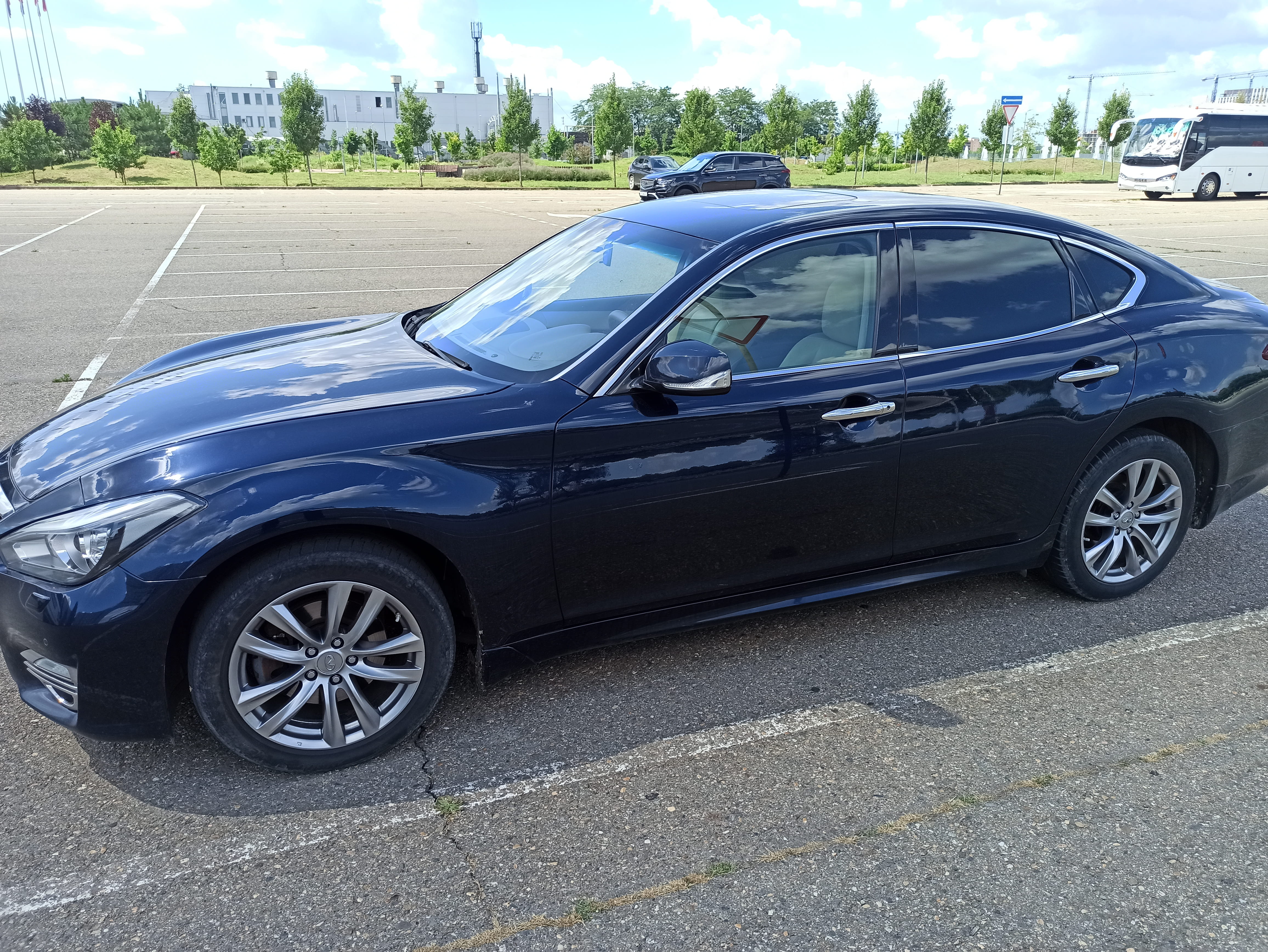 Автомобиль марки INFINITI модель Q70 2015 г.в. VIN-номер JN1BCAY51U0770020