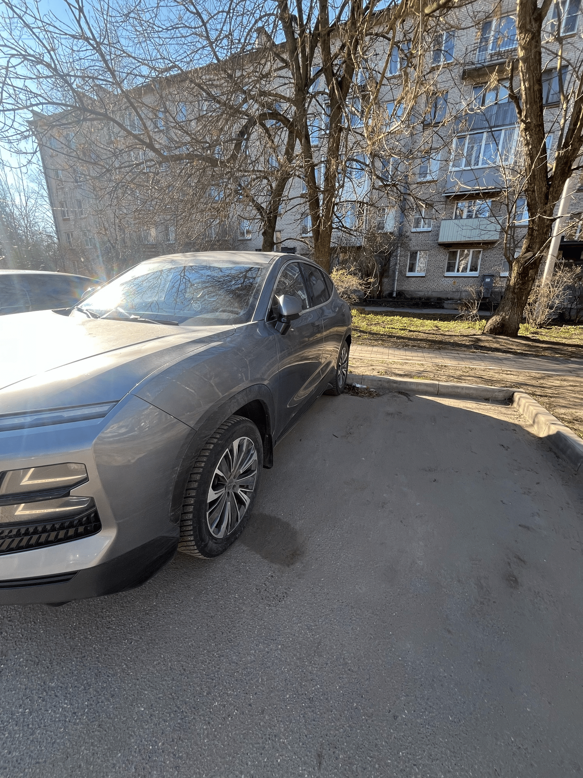 Автомобиль марки JETOUR модель DASHING 2023 г.в., VIN-номер: HJRPBGFB1PB383418. В залоге у ПАО "Совкомбанк".