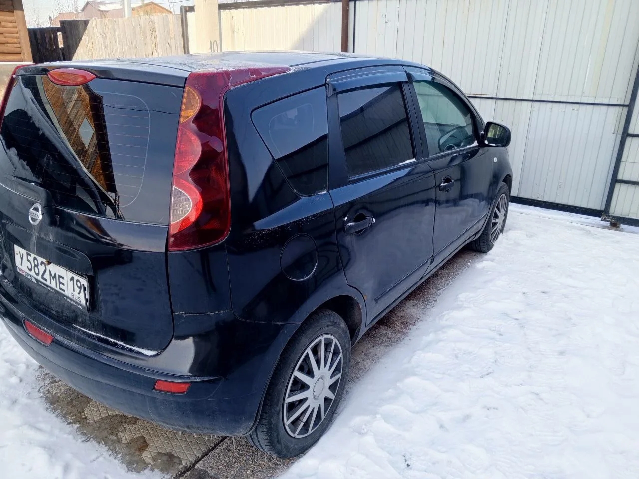 Автомобиль марки NISSAN модель Note 2010 г.в. VIN-номер SJNFAAE11U2100859