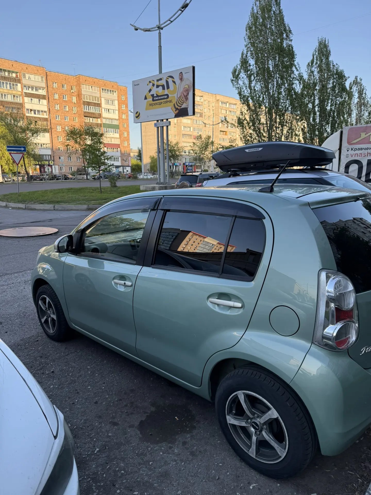 Автомобиль марки TOYOTA модель PASSO 2012 г.в. номер кузова KGC30-0135002. Имущество находится в залоге у ПАО Совкомбанк.