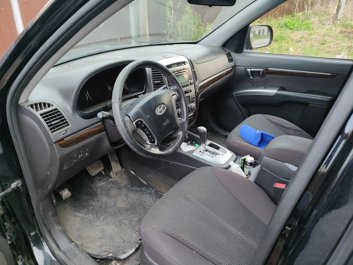 Легковой автомобиль марки HYUNDAI модель SANTA FE, 2010 года выпуска, VIN номер KMHSH81XDBU706386, цвет: черный.