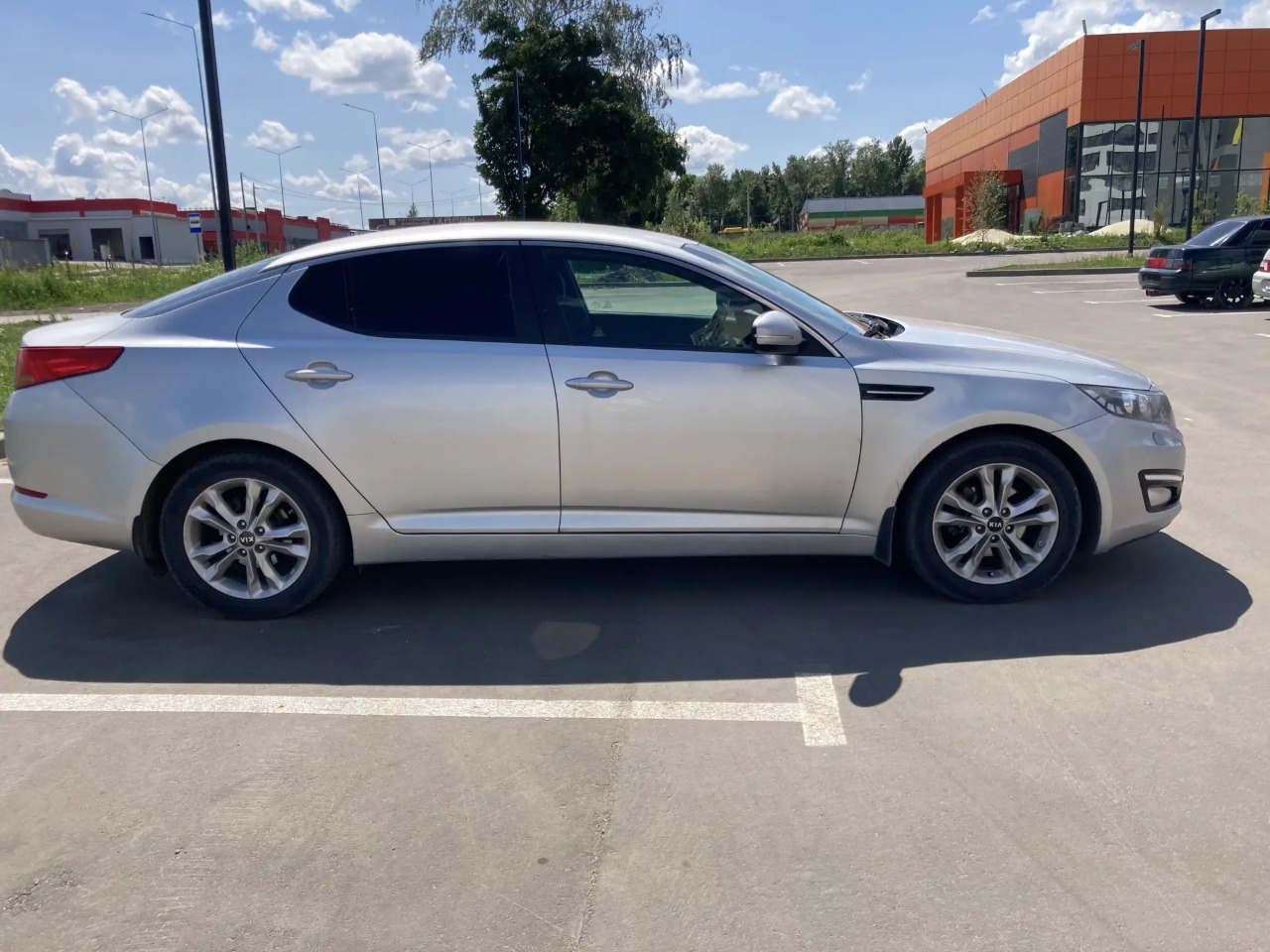 Автомобиль марки KIA модель OPTIMA 2013 г.в. VIN-номер XWEGN419BD0000587. В залоге у ПАО «Совкомбанк».