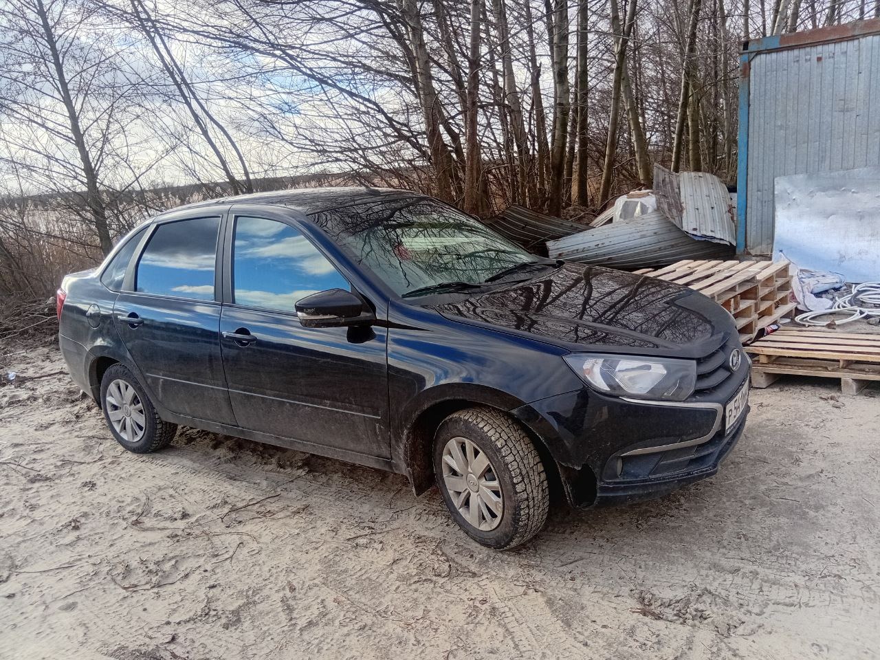 Автомобиль марки LADA, модель Granta, 2023 года выпуска, VIN XTA219040P0919388. В залоге у ПАО «Совкомбанк».