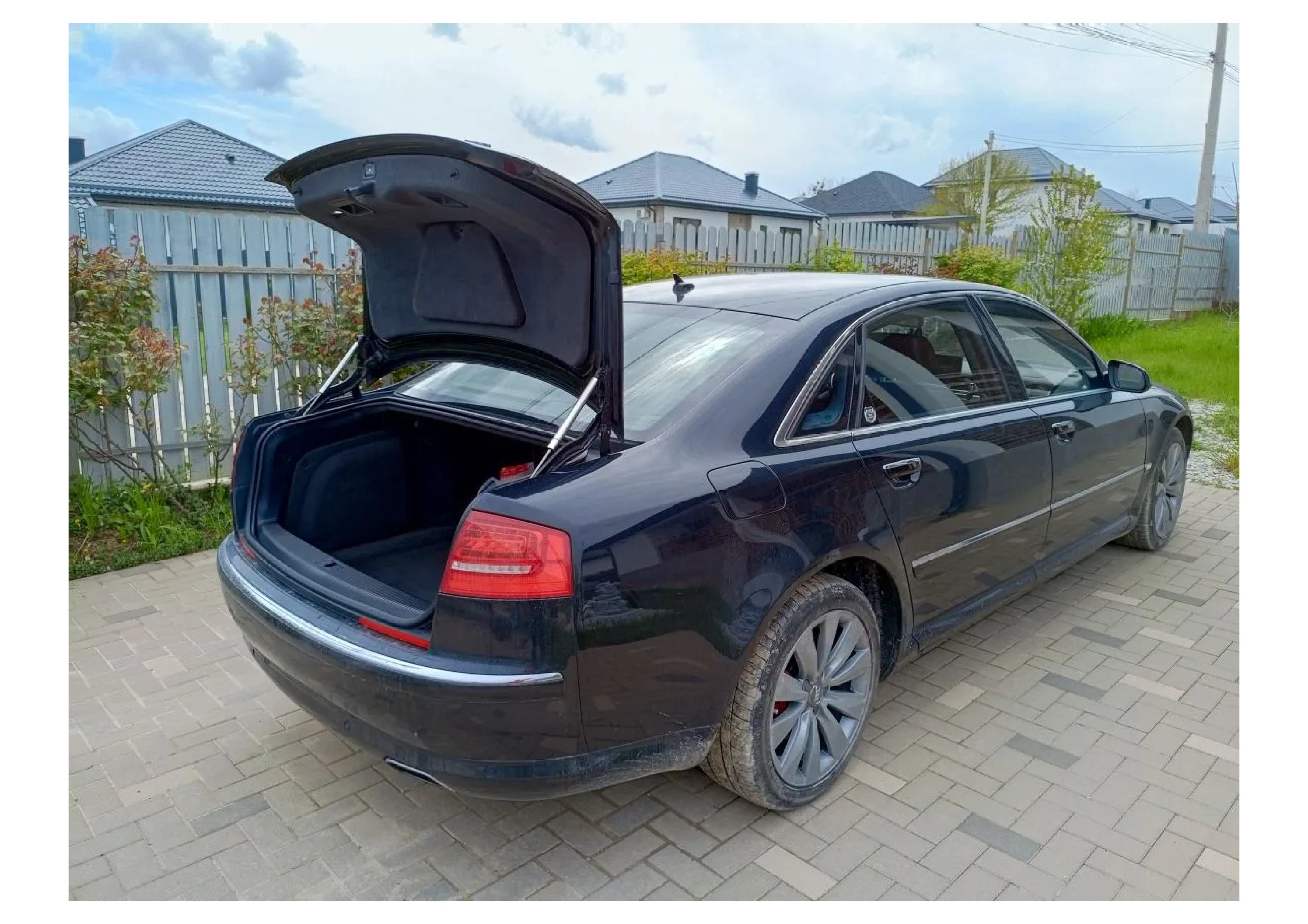Легковой автомобиль марки: AUDI, модели: A8L, год выпуска: 2007 г., идентификационный номер (VIN): WAUZZZ4EX7N025389. В залоге у ПАО "Совокомбанк".