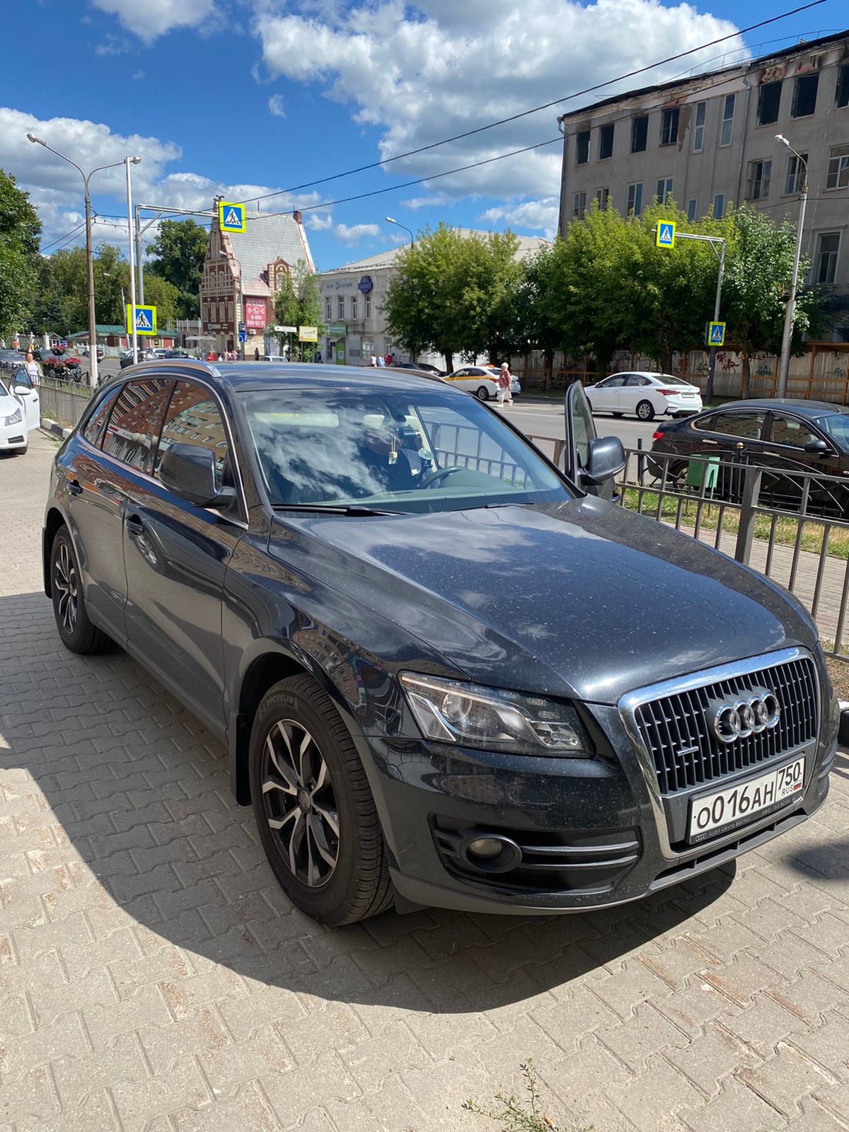 Автомобиль марки AUDI модель Q5