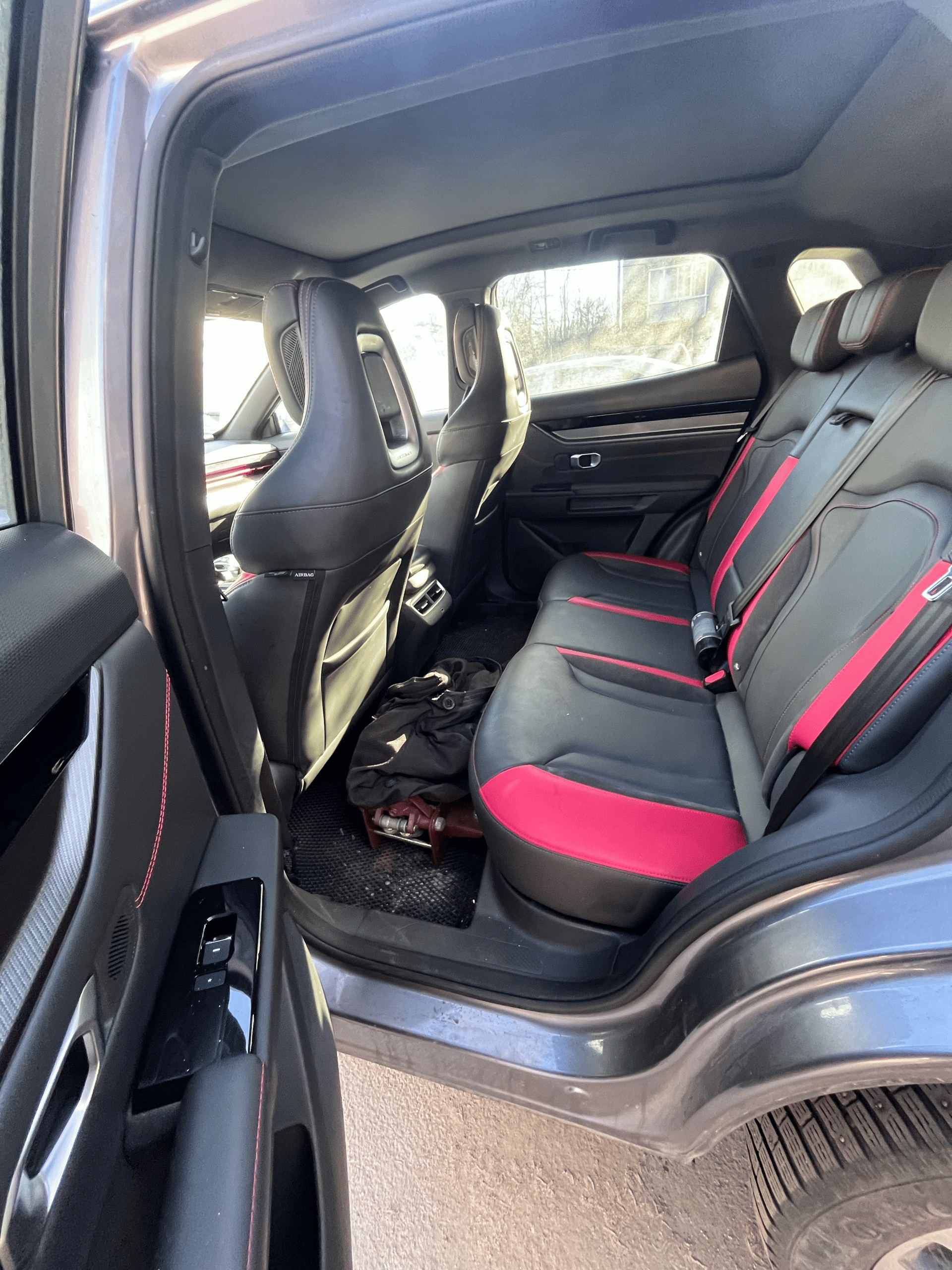 Автомобиль марки JETOUR модель DASHING 2023 г.в., VIN-номер: HJRPBGFB1PB383418. В залоге у ПАО "Совкомбанк".
