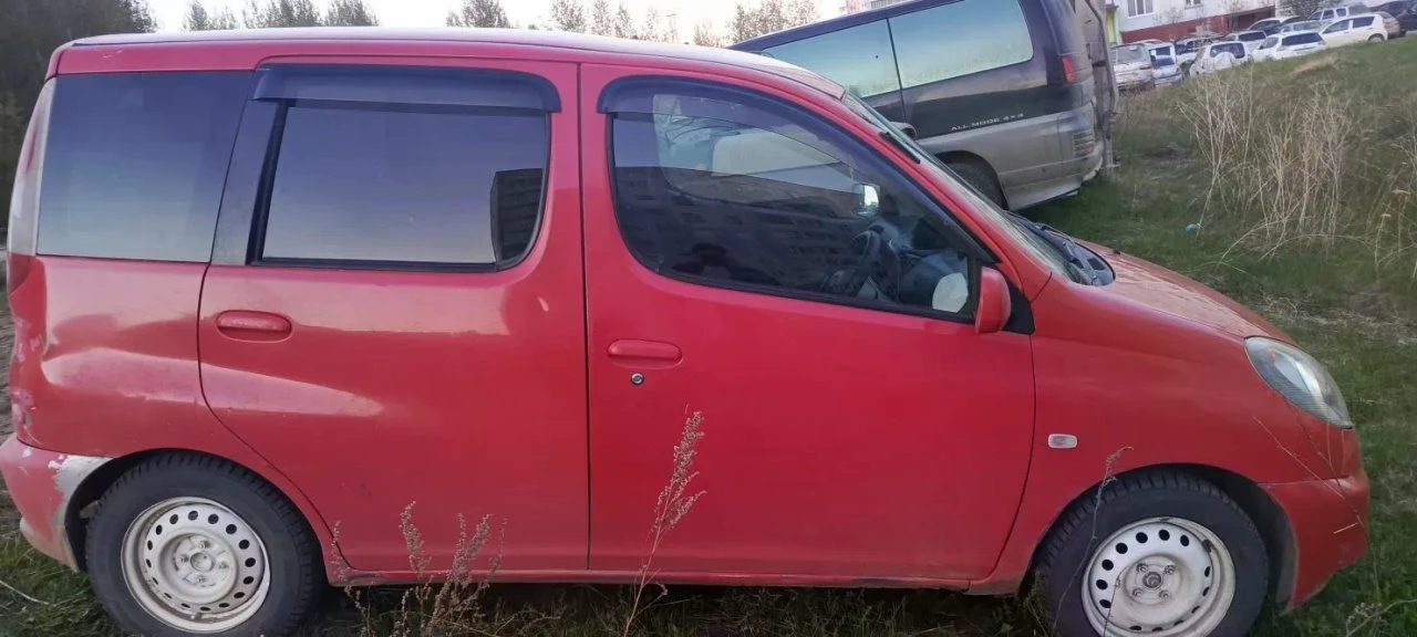 Автомобиль марки TOYOTA модель FUNCARGO 2001 г.в. номер кузова NCP200182336. В залоге у ПАО «Совкомбанк».