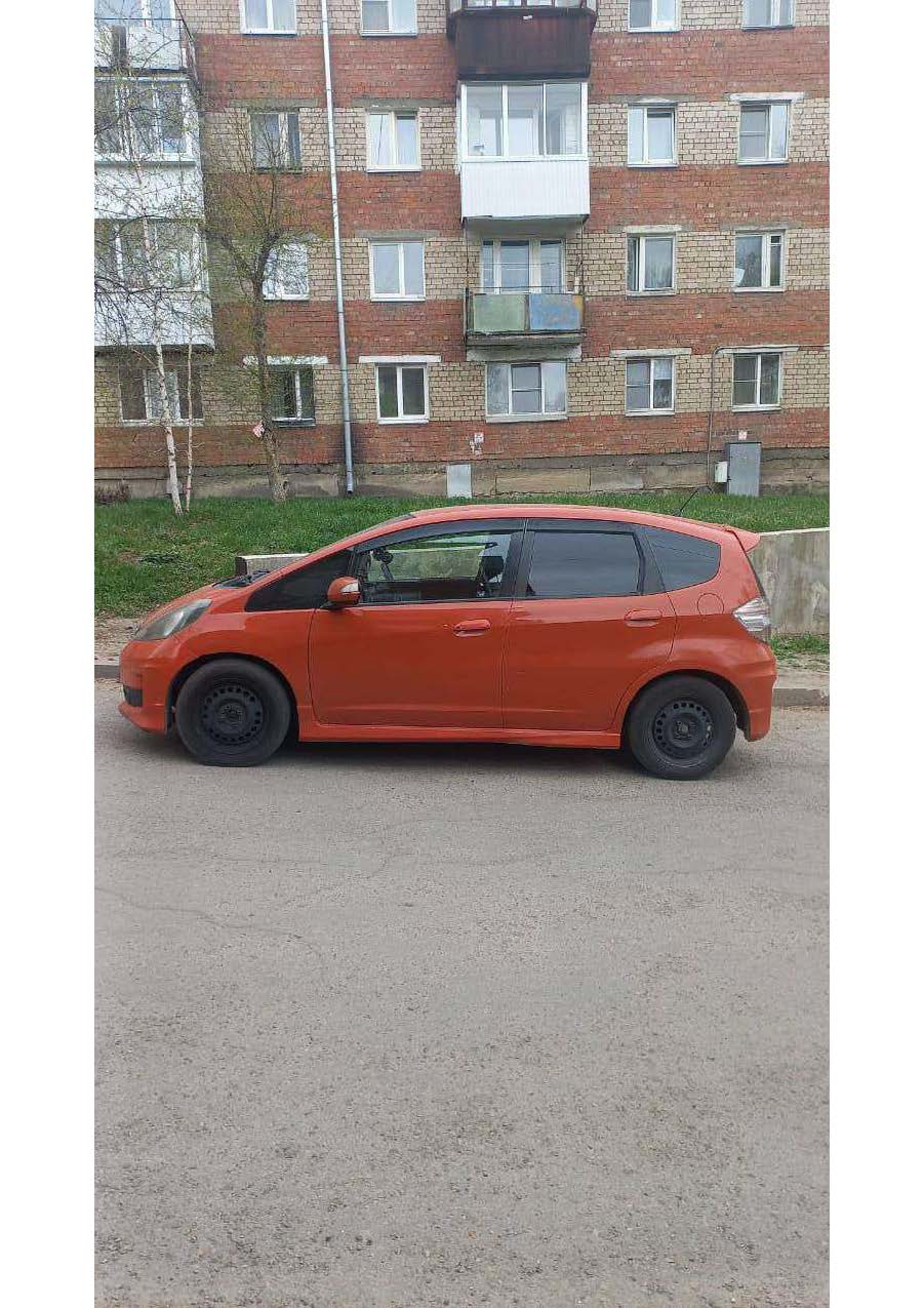 Легковой автомобиль марки: ТС HONDA FIT, год выпуска 2011; кузов GE8-1508422, находится в залоге у ПАО «Совкомбанк».