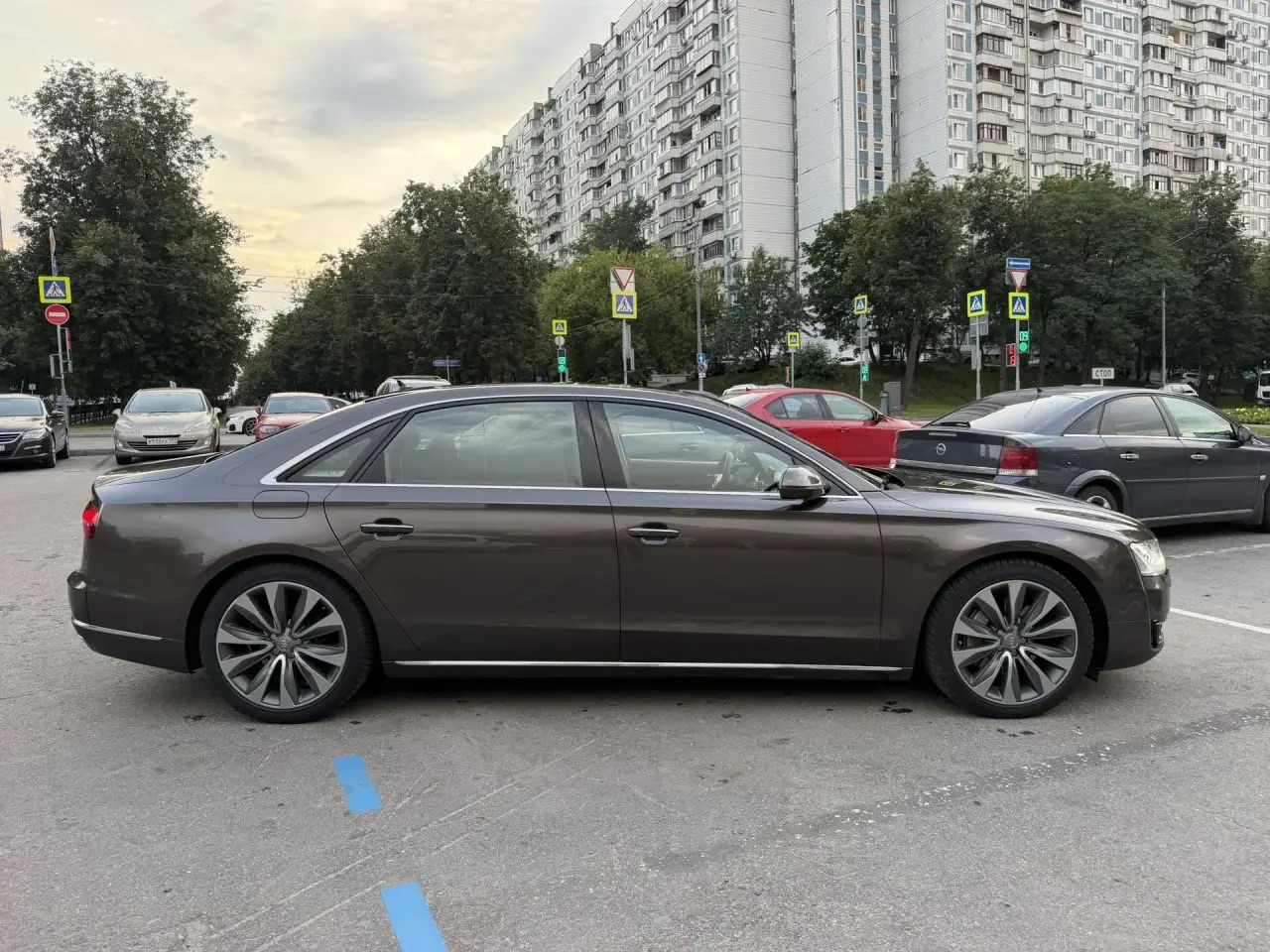 Автомобиль марки AUDI модель A8 L 2014 г.в. VIN-номер WAUZZZ4H2EN012935
