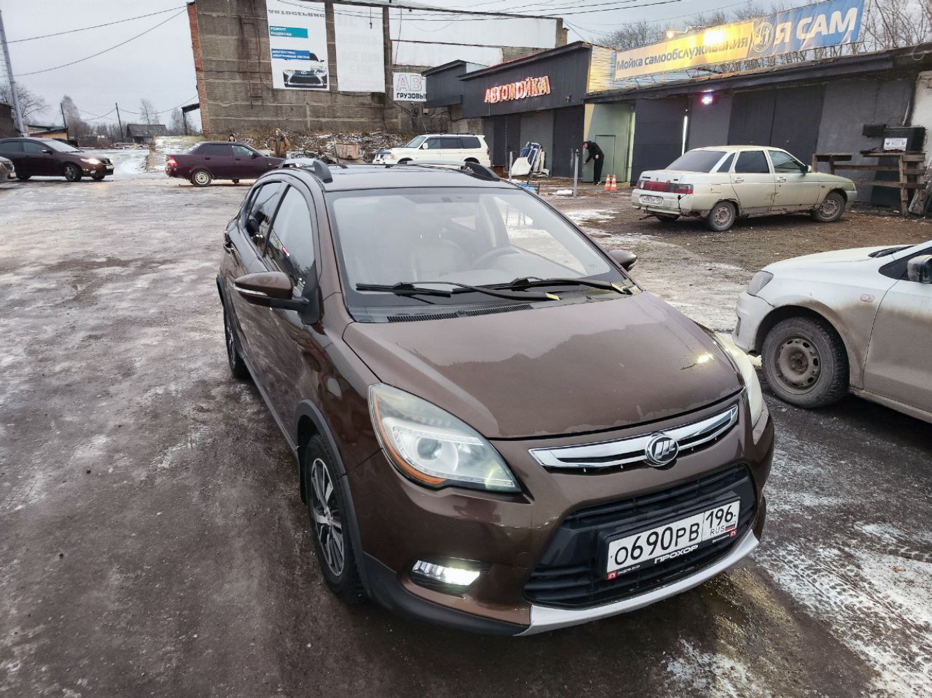 Автомобиль марки LIFAN X50, идентификационный номер (VIN): X9W215851H0010506, год выпуска 2017 В залоге у ПАО "Совкомбанк".