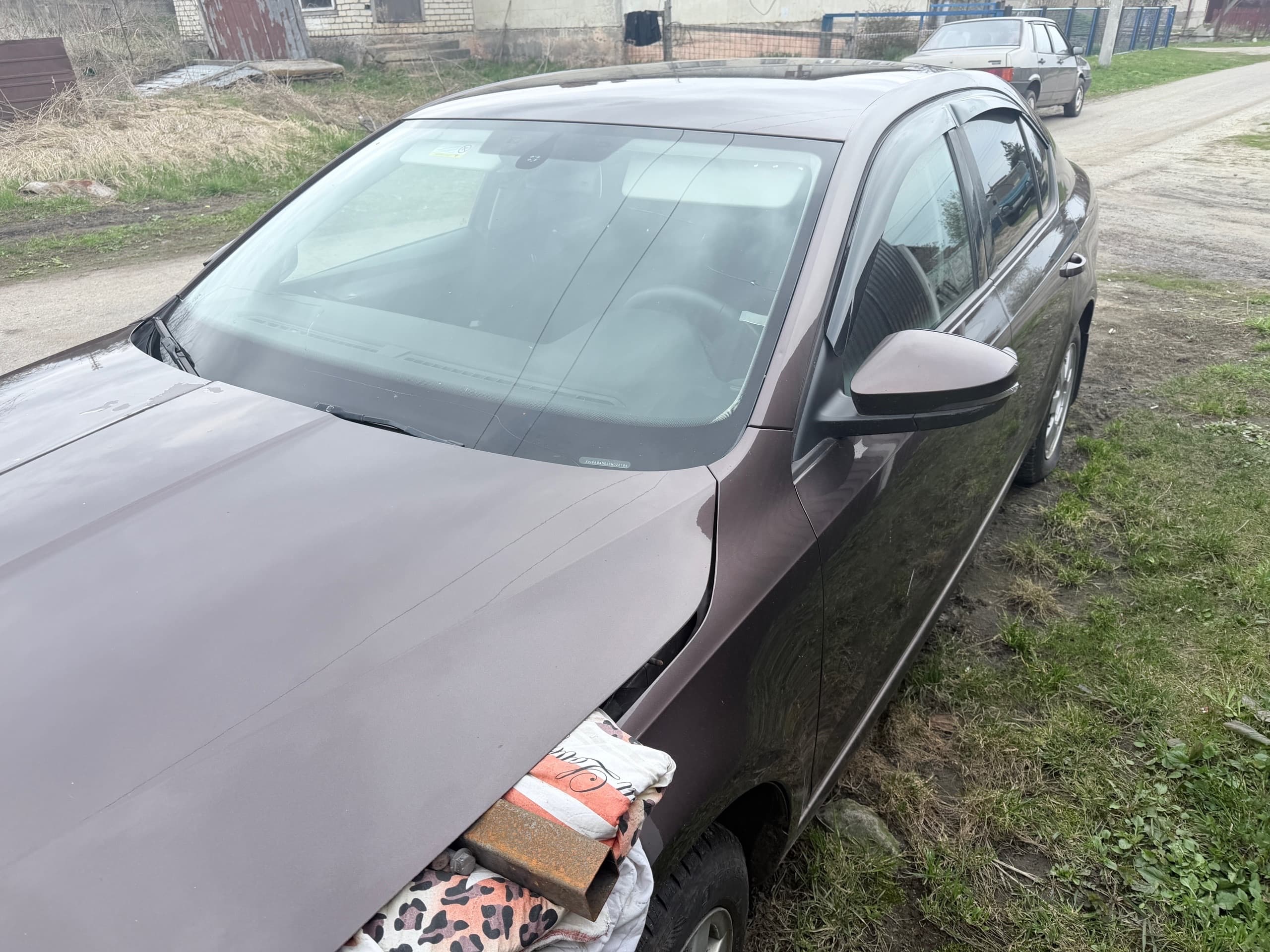 Автомобиль марки SKODA модель Octavia 2014 г.в. VIN-номер XW8AB4NE2EH022184 (Двигатель закреплен с помощью балок под капотом автомобиля, двигатель в нерабочем состоянии, отсутствует коробка передач). В залоге у ПАО "Совкомбанк"