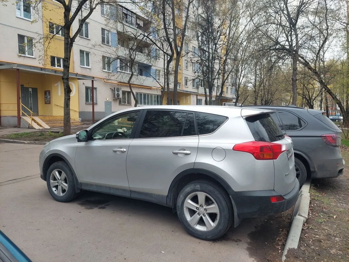 Автомобиль марки TOYOTA модель RAV 4 2014 г.в. VIN-номер JTMYDREV30J014937. В залоге у ПАО «Совкомбанк».