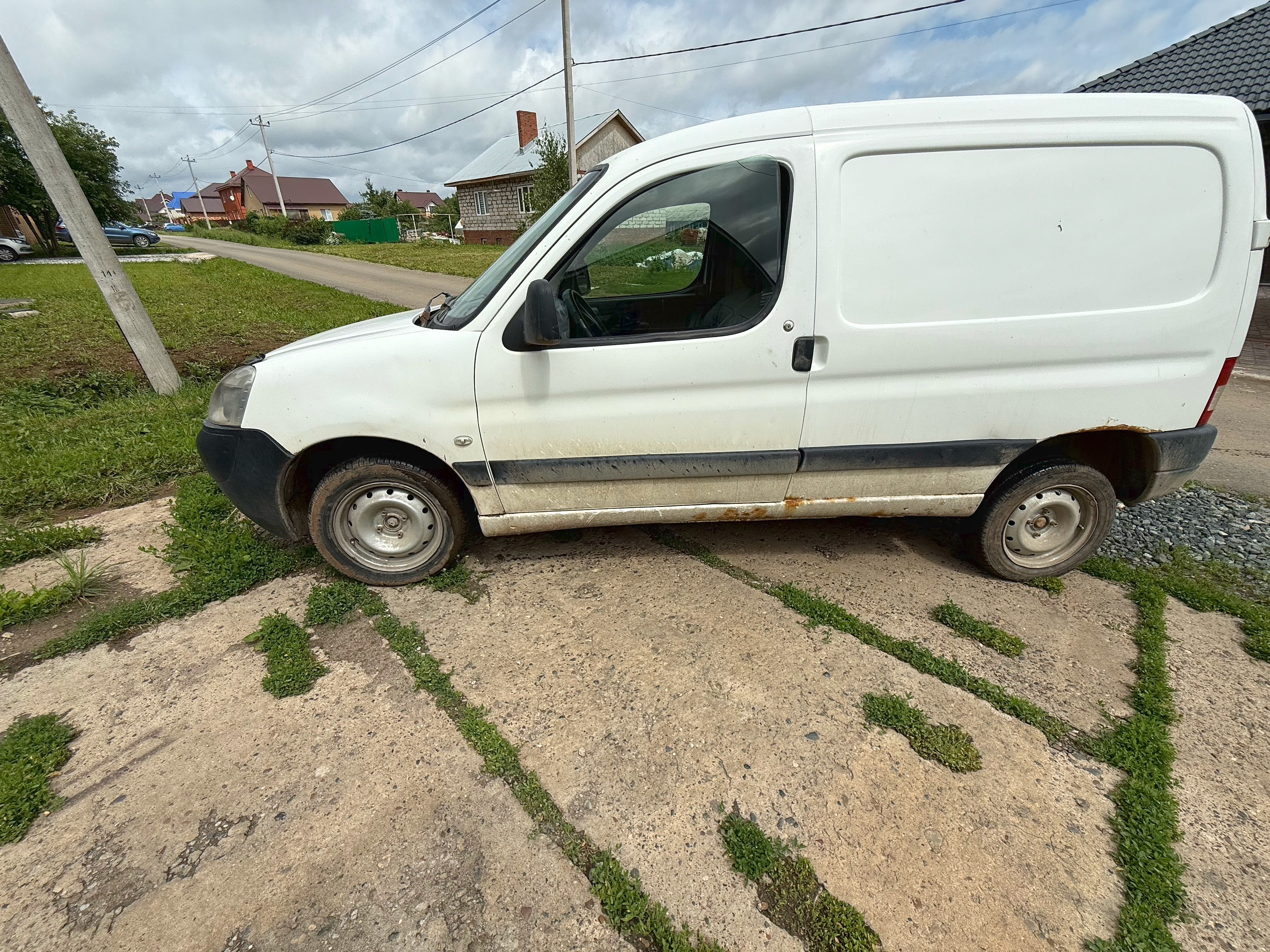 Автомобиль марки PEUGEOT модель Partner 2008 г.в., VIN: VF3GCKFWC8N040752. Залогодержатель- ПАО "Совкомбанк".