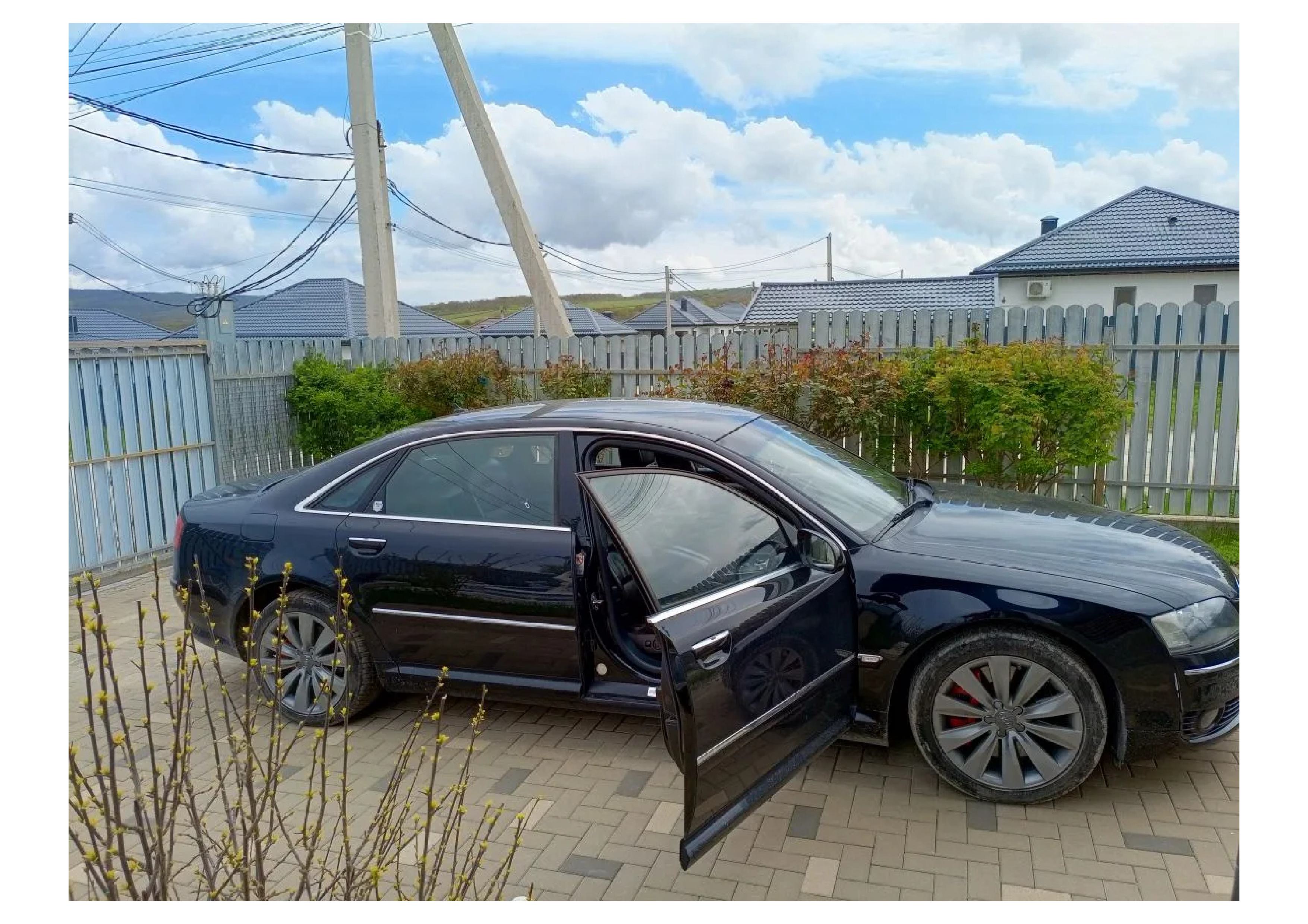 Легковой автомобиль марки: AUDI, модели: A8L, год выпуска: 2007 г., идентификационный номер (VIN): WAUZZZ4EX7N025389. В залоге у ПАО "Совокомбанк".