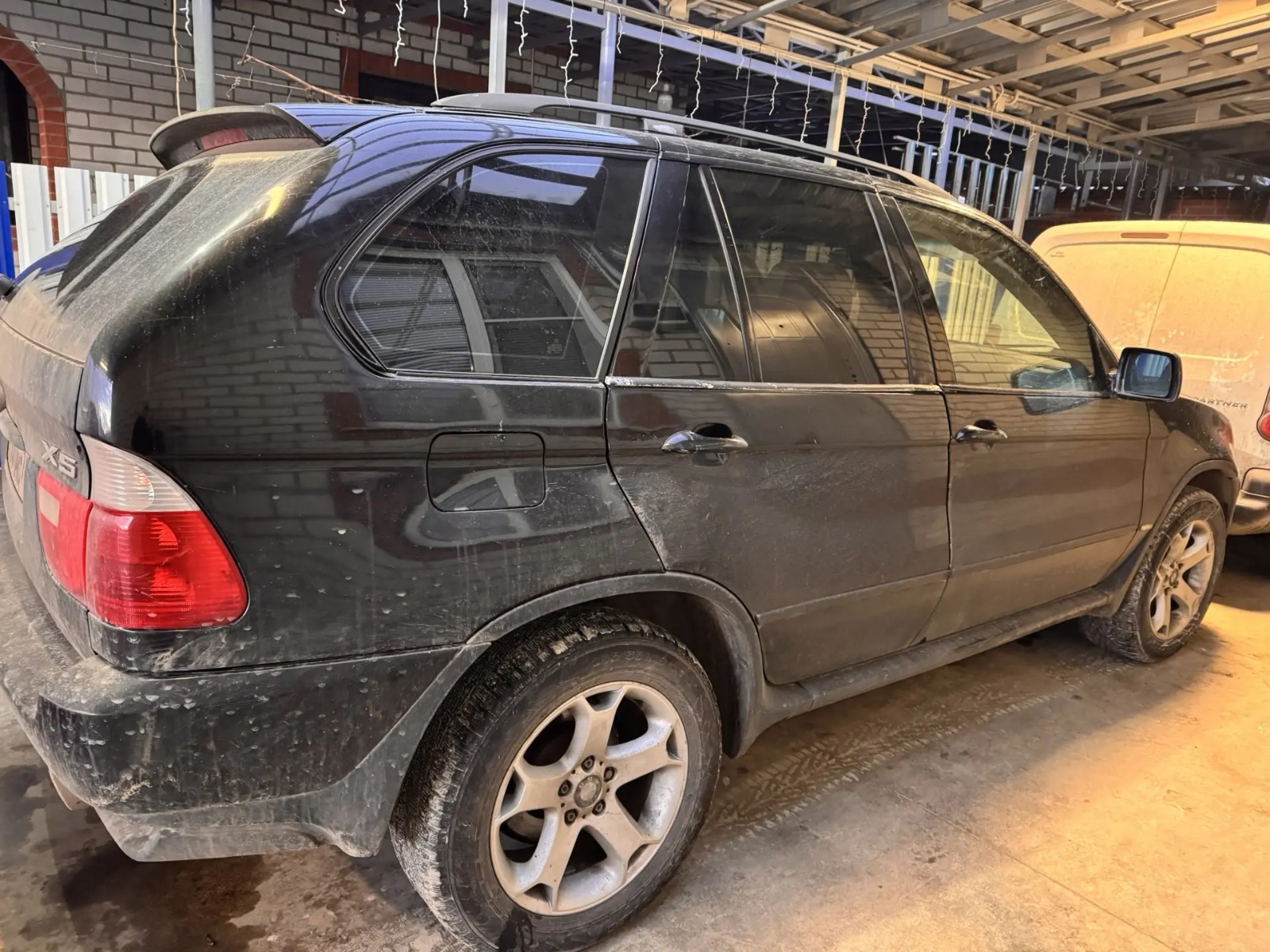 Автомобиль марки BMW модель X5 2004 г.в. VIN-номер 5UXFA13534LU39328. Имущество находится в залоге у ПАО «Совкомбанк».