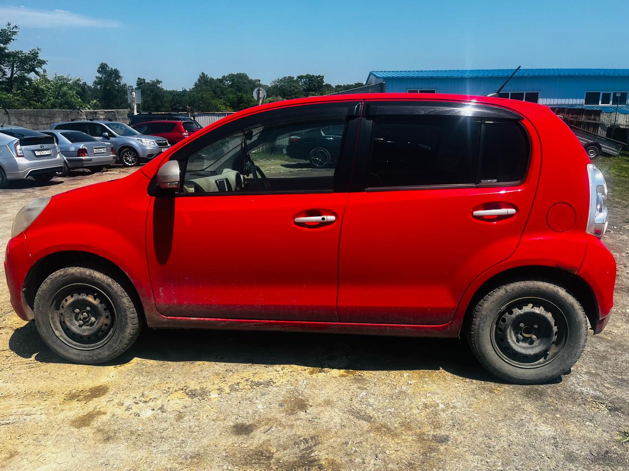 Легковой автомобиль марки: TOYOTA, модели: PASSO, год выпуска: 2011 г., кузов №: KGC300086802, находящийся в залогу у ПАО "Совкомбанк"