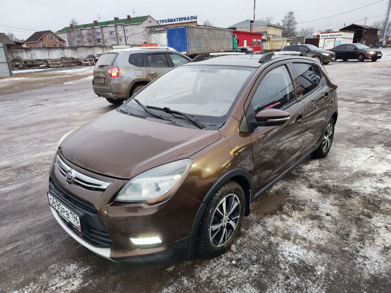 Автомобиль марки LIFAN X50, идентификационный номер (VIN): X9W215851H0010506, год выпуска 2017 В залоге у ПАО "Совкомбанк".