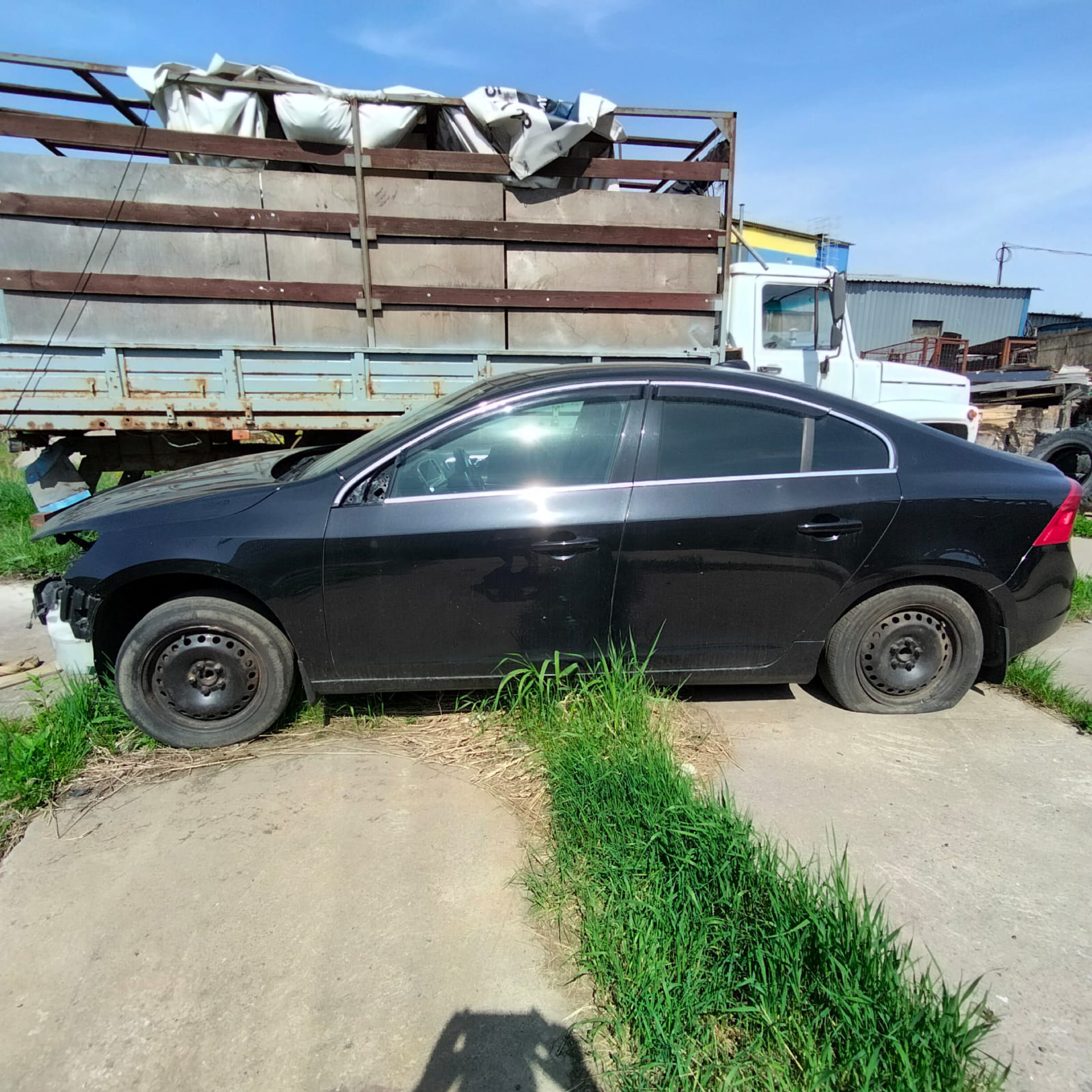 Автомобиль марки VOLVO модель S 60 2011 г.в. VIN-номер YV1FS485BC2092347