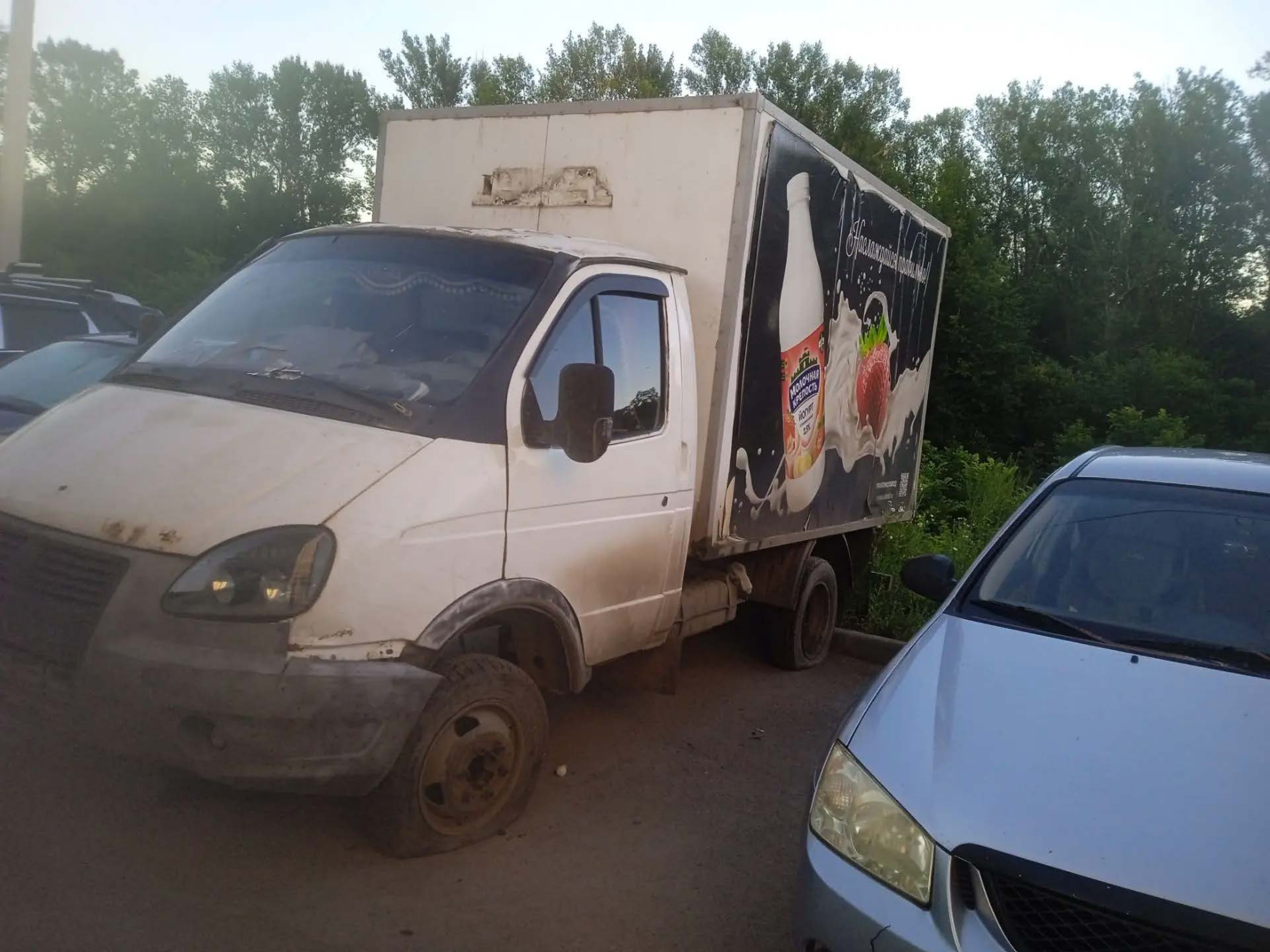 Автофургон, марки: ГАЗ, модели: 2747-0000010, год выпуска: 2009 г., идентификационный номер (VIN): X3X274700A0430526, находится в залоге ПАО «СОВКОМБАНК» ИНН 4401116480, ОГРН 1144400000425.