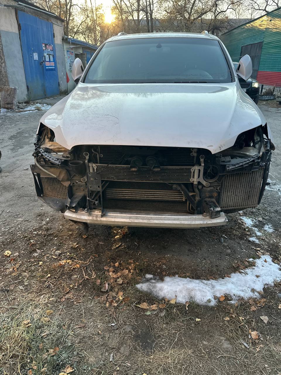 Автомобиль марки AUDI модель Q7 2007 г.в. VIN-номер WAUZZZ4L87D083506. В залоге у ПАО «Совкомбанк».