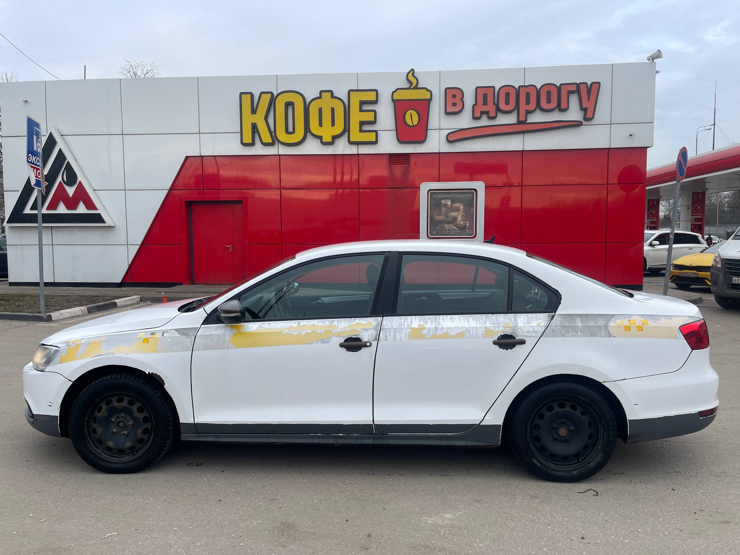Автомобиль марки VOLKSWAGEN модель JETTA 2013 г.в. VIN-номер WVWZZZ16ZDM062744, является предметом залога ПАО "Совкомбанк"