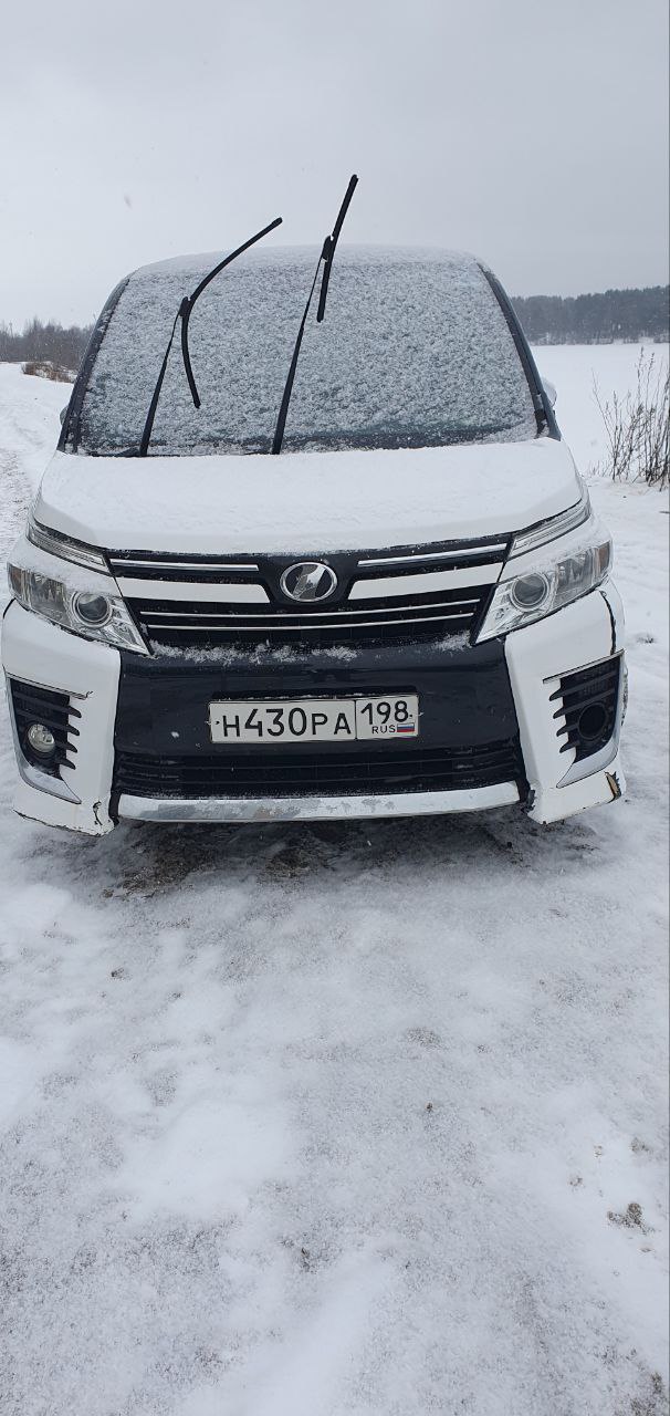Автомобиль марки TOYOTA модель voxy 2014 г.в. номер кузова ZRR8O-0084985