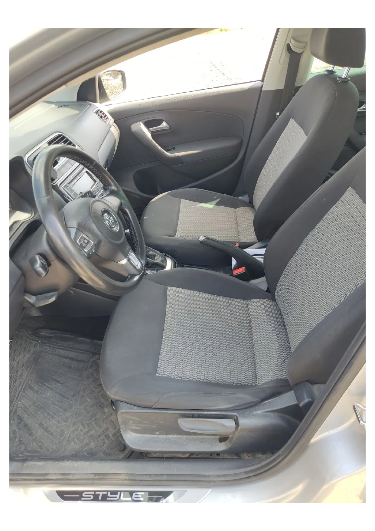 Автомобиль марки VOLKSWAGEN модель POLO 2014 г.в. VIN-номер XW8ZZZ61ZEG069890. Находится в залоге у ПАО «Совкомбанк».