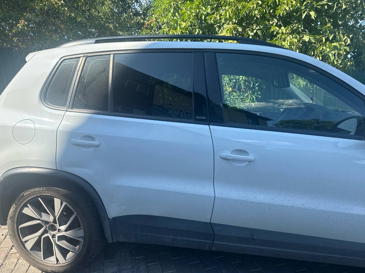 Автомобиль марки VOLKSWAGEN модель Tiguan 2016 г.в. VIN-номер XW8ZZZ5NZHG101958
