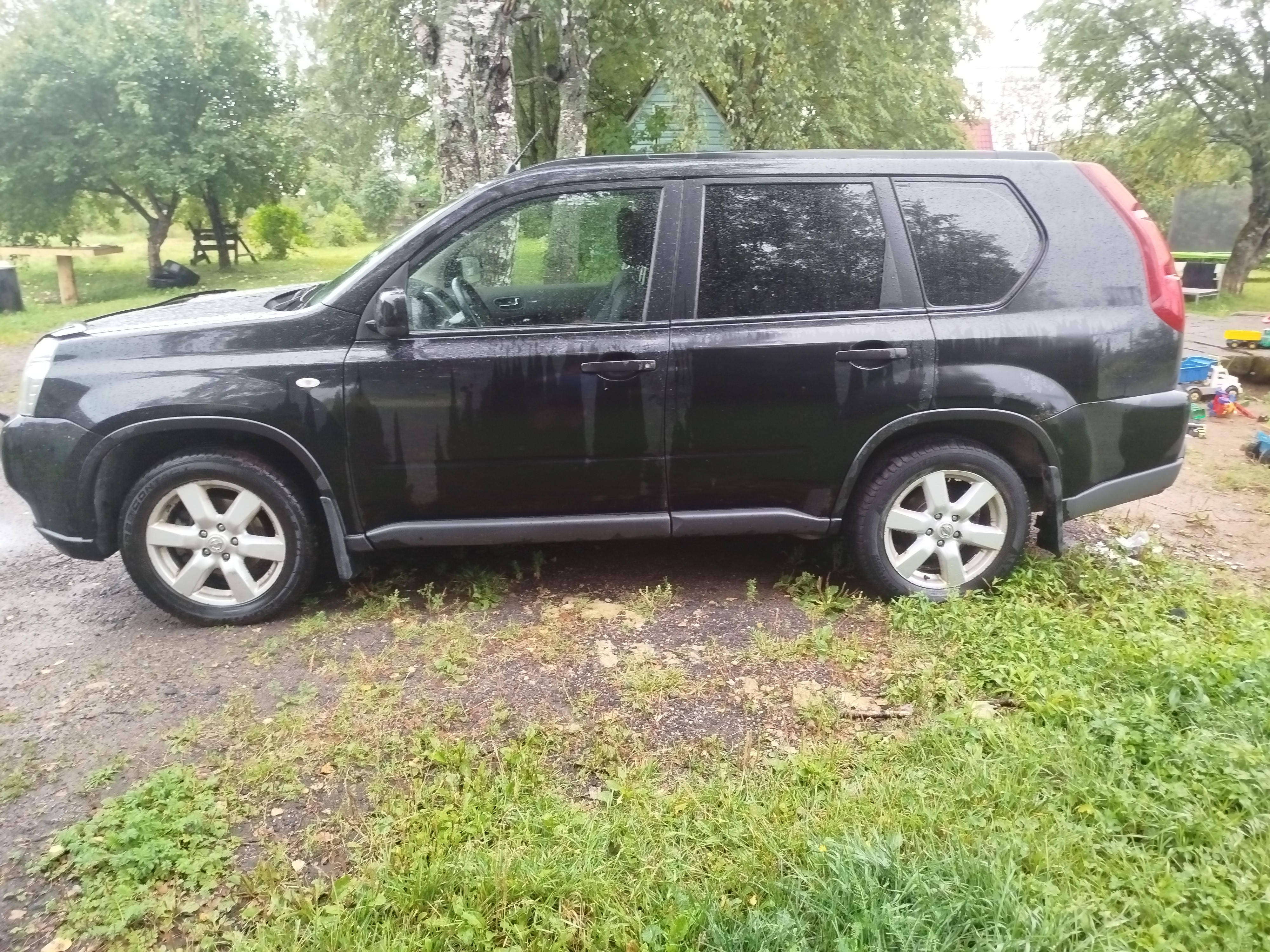 Автомобиль марки NISSAN, модель X-TRAIL, VIN: JN1TBNT31U0021623, 2008 года выпуска. В залоге у ПАО «Совкомбанк».