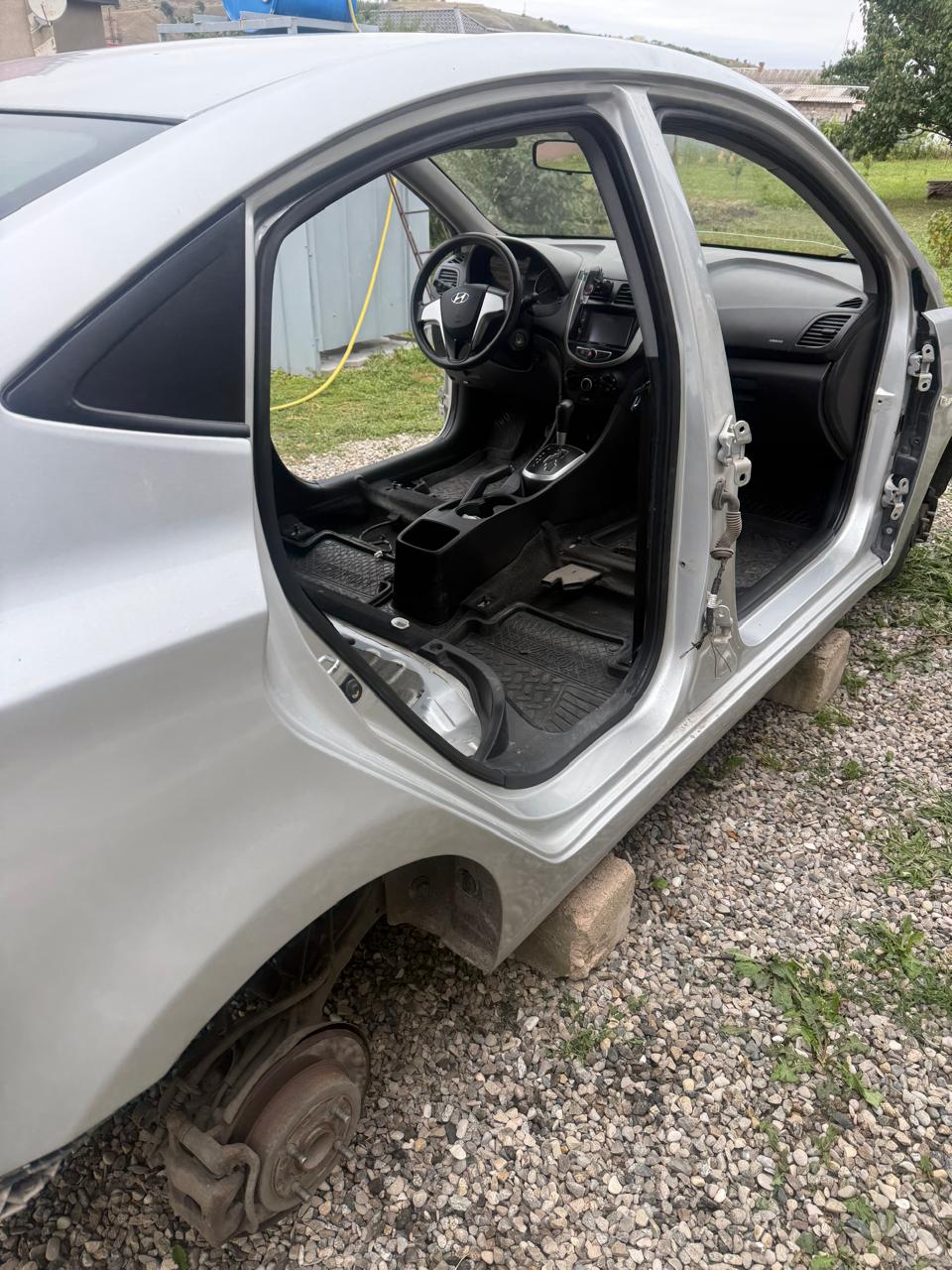 Автомобиль марки HYUNDAI, модели Solaris, 2012 года выпуска, идентификационный номер (VIN) Z94CT41CBCR105989. Имущество является предметом залога ПАО «Совкомбанк».