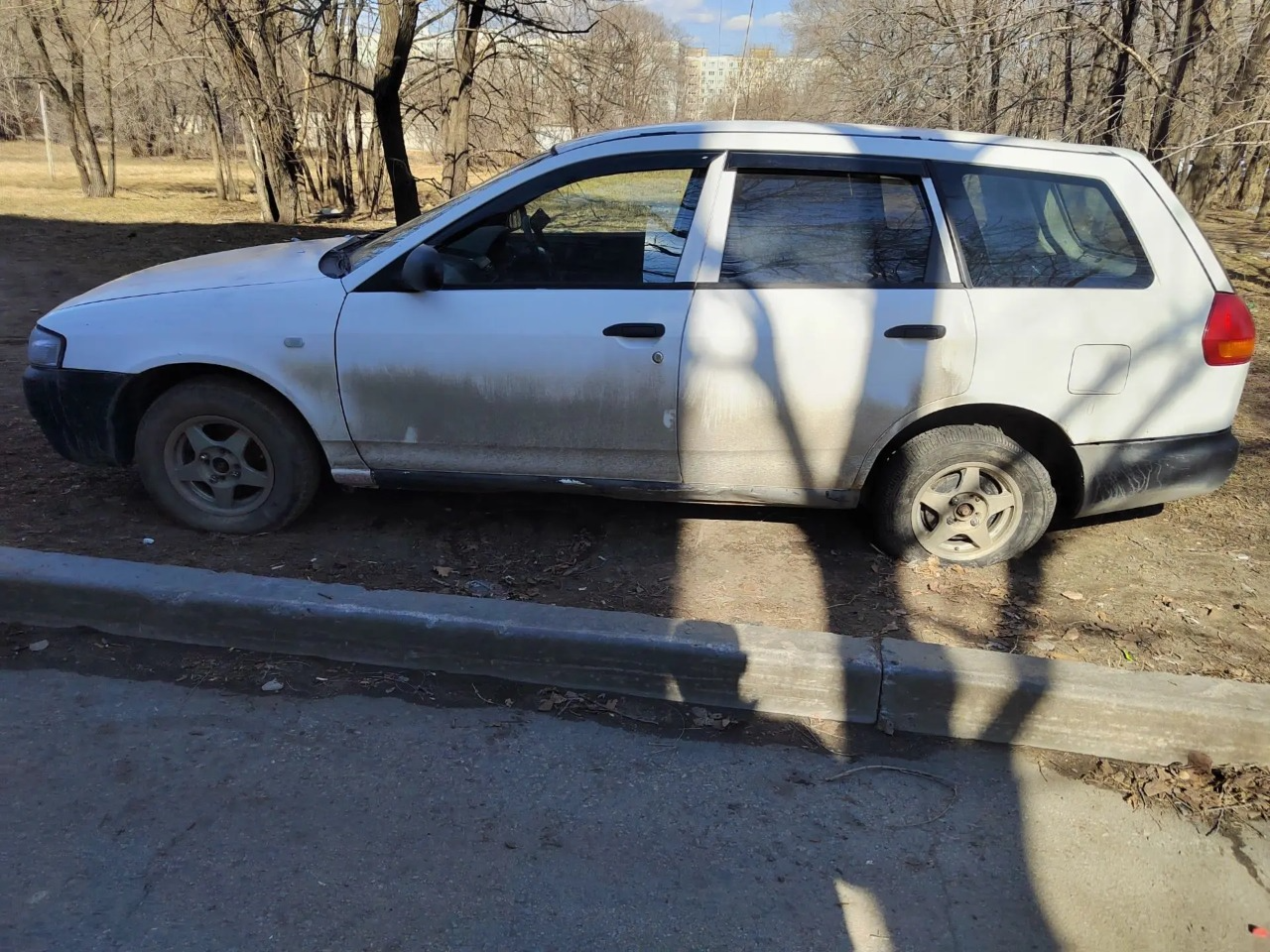 Автомобиль марки NISSAN модель AD 2001 г.в. VIN-номер VHNY11204428